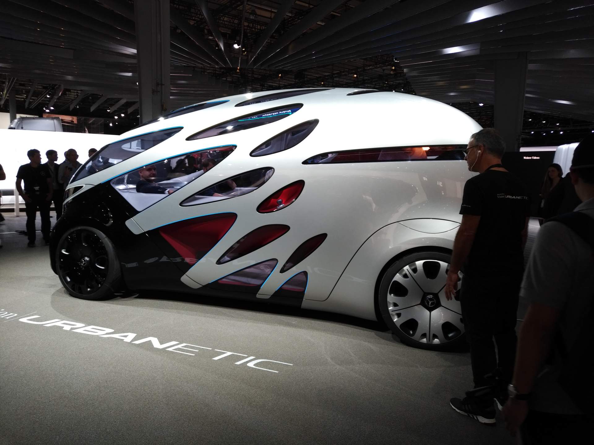 Mercedes-Vision-Urbanetic-at-2018-Hannover-CV-Show-1 Mercedes-Benz Vision Urbanetic Is The Swiss Army Knife Of Autopods (Live Images)
