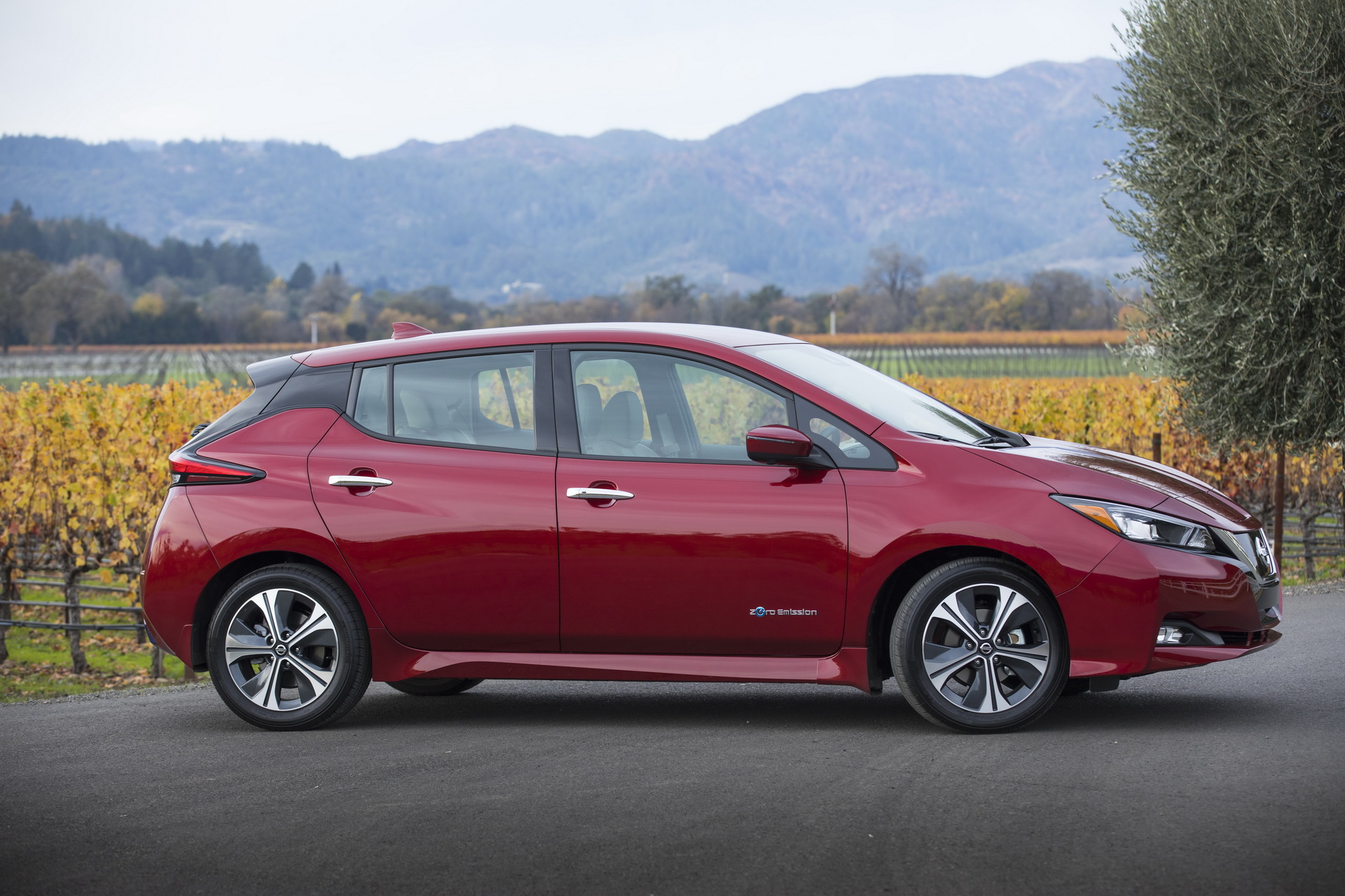 Nissan-Leaf-02 2019 Nissan Leaf Retains $30,795 Starting Price And 150-Mile Range