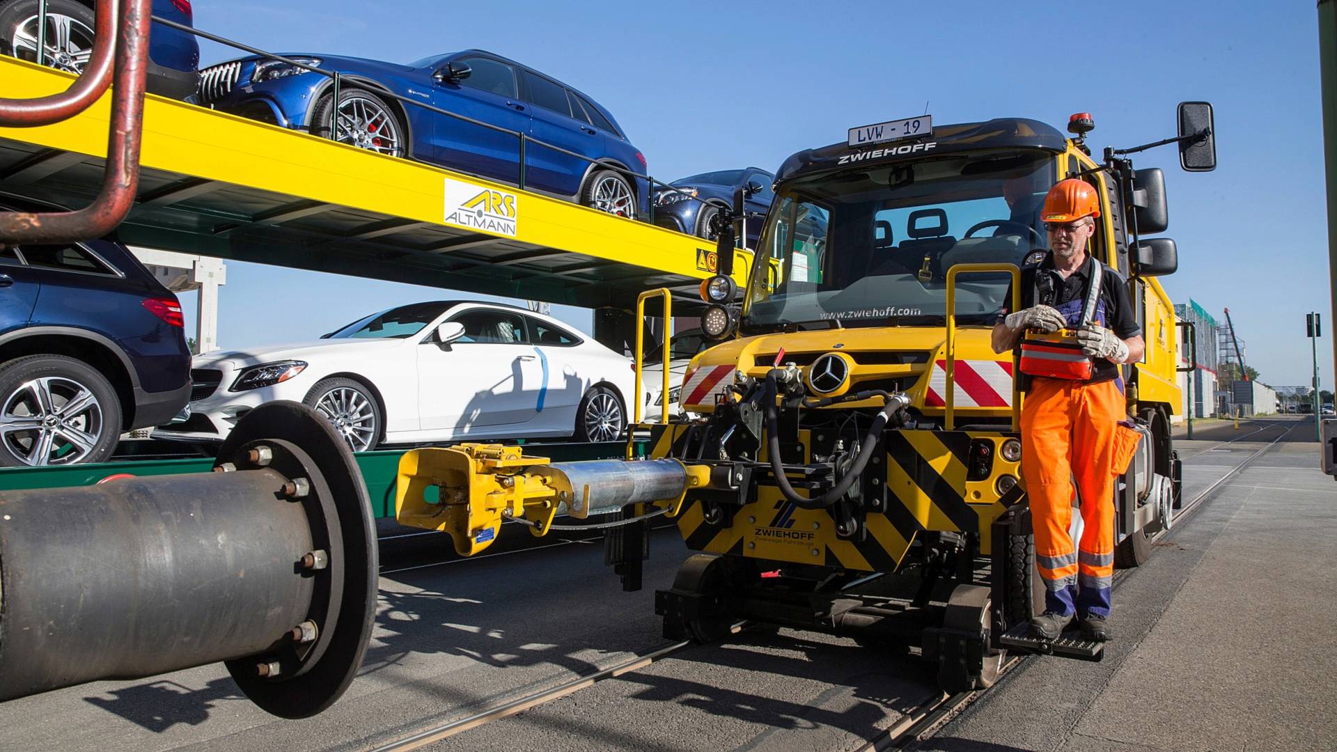 Mercedes-Benz-Unimog-Rail-14 Mercedes-Benz Has Created A Unimog That’s Ideal For Rail Jobs