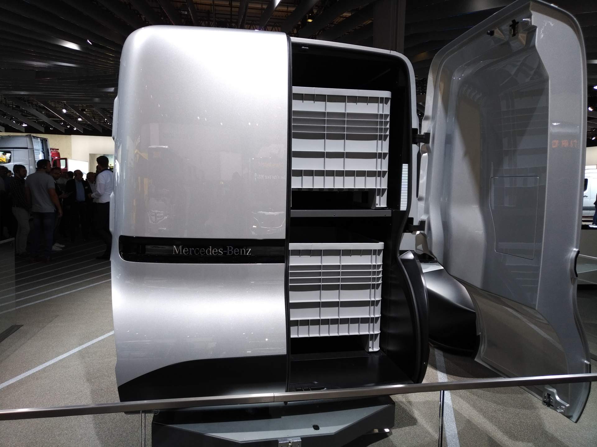 Mercedes-Vision-Urbanetic-at-2018-Hannover-CV-Show-23 Mercedes-Benz Vision Urbanetic Is The Swiss Army Knife Of Autopods (Live Images)