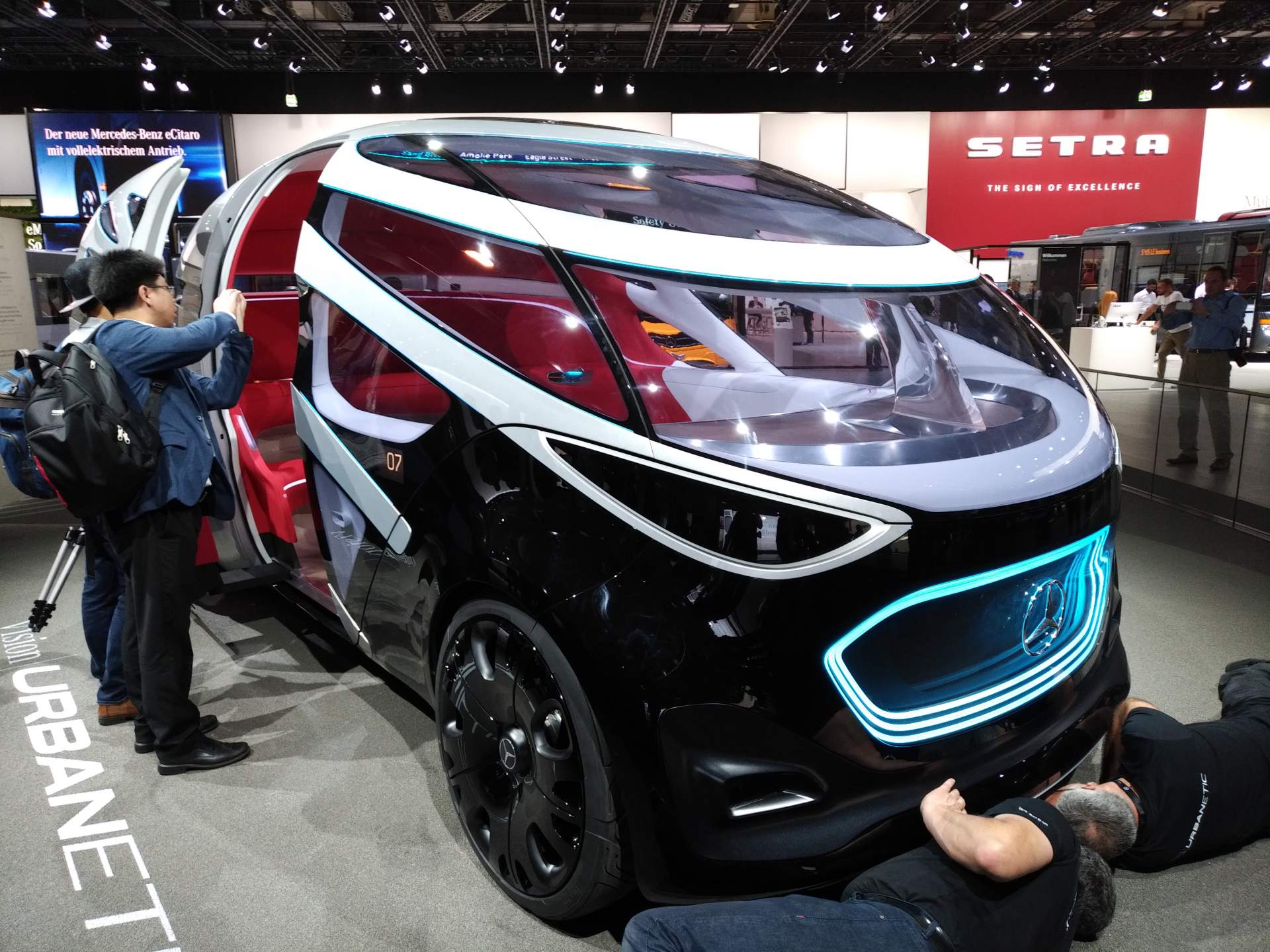 Mercedes-Vision-Urbanetic-at-2018-Hannover-CV-Show-7 Mercedes-Benz Vision Urbanetic Is The Swiss Army Knife Of Autopods (Live Images)