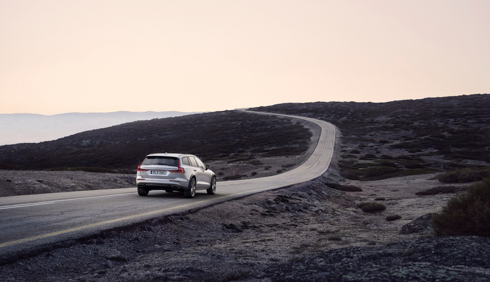 volvo-v60-cross-country-all-new-unveiled-14 Volvo’s All-New V60 Cross Country Ready To Be All Things To All People