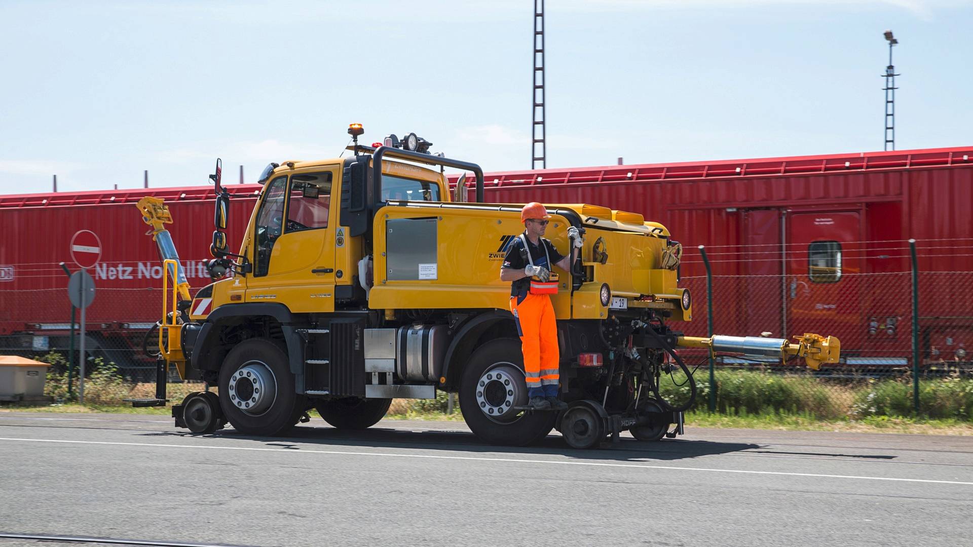 Mercedes-Benz-Unimog-Rail-9 Mercedes-Benz Has Created A Unimog That’s Ideal For Rail Jobs