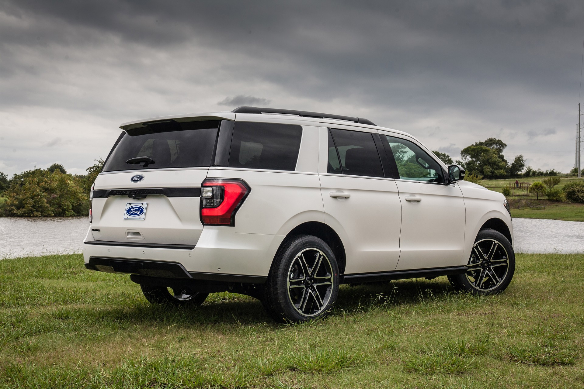 2019-Ford-Expedition-Stealth-Edition-White-2 2019 Ford Explorer And Expedition Gain Two New Special Editions