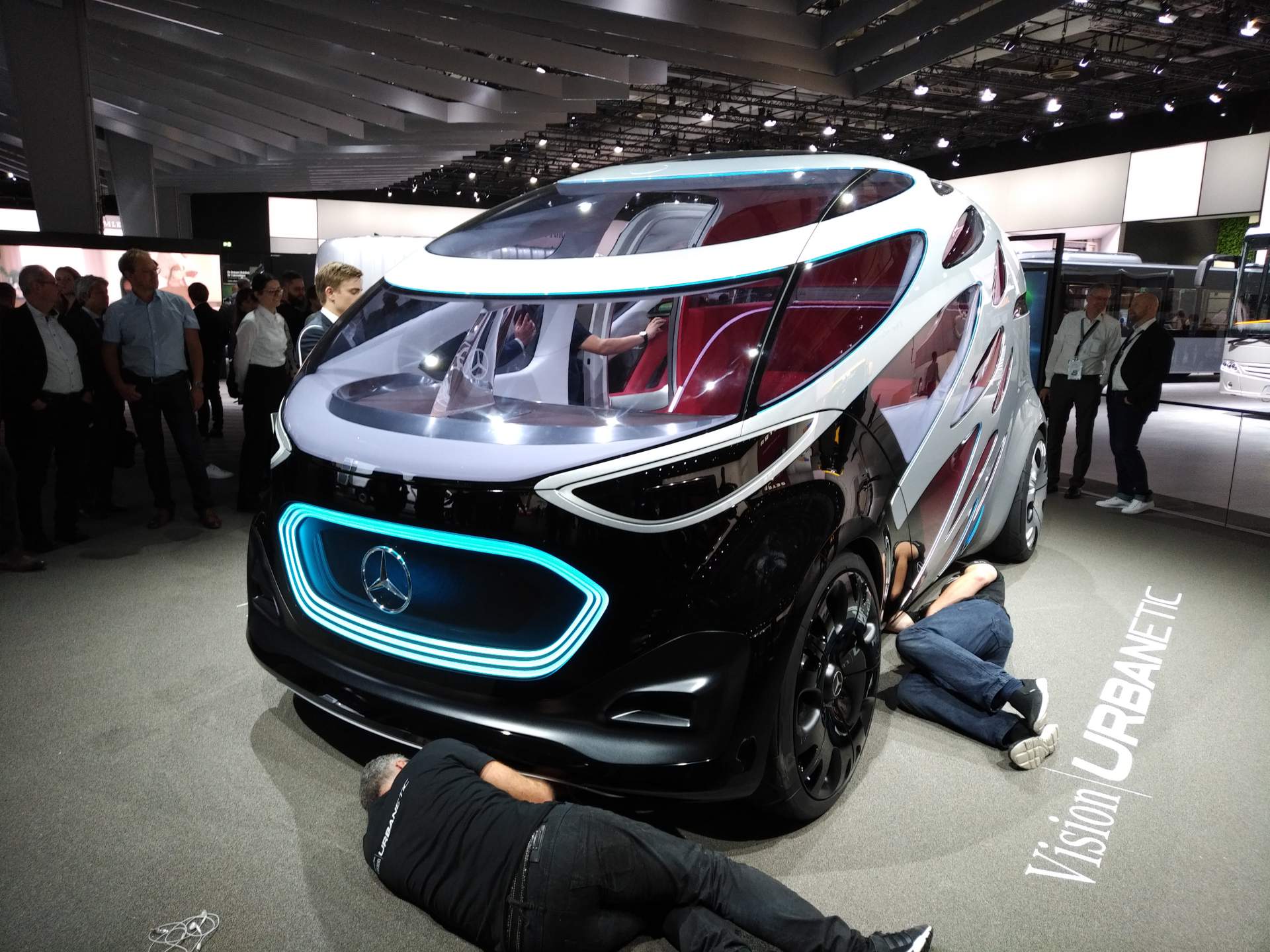 Mercedes-Vision-Urbanetic-at-2018-Hannover-CV-Show-8 Mercedes-Benz Vision Urbanetic Is The Swiss Army Knife Of Autopods (Live Images)