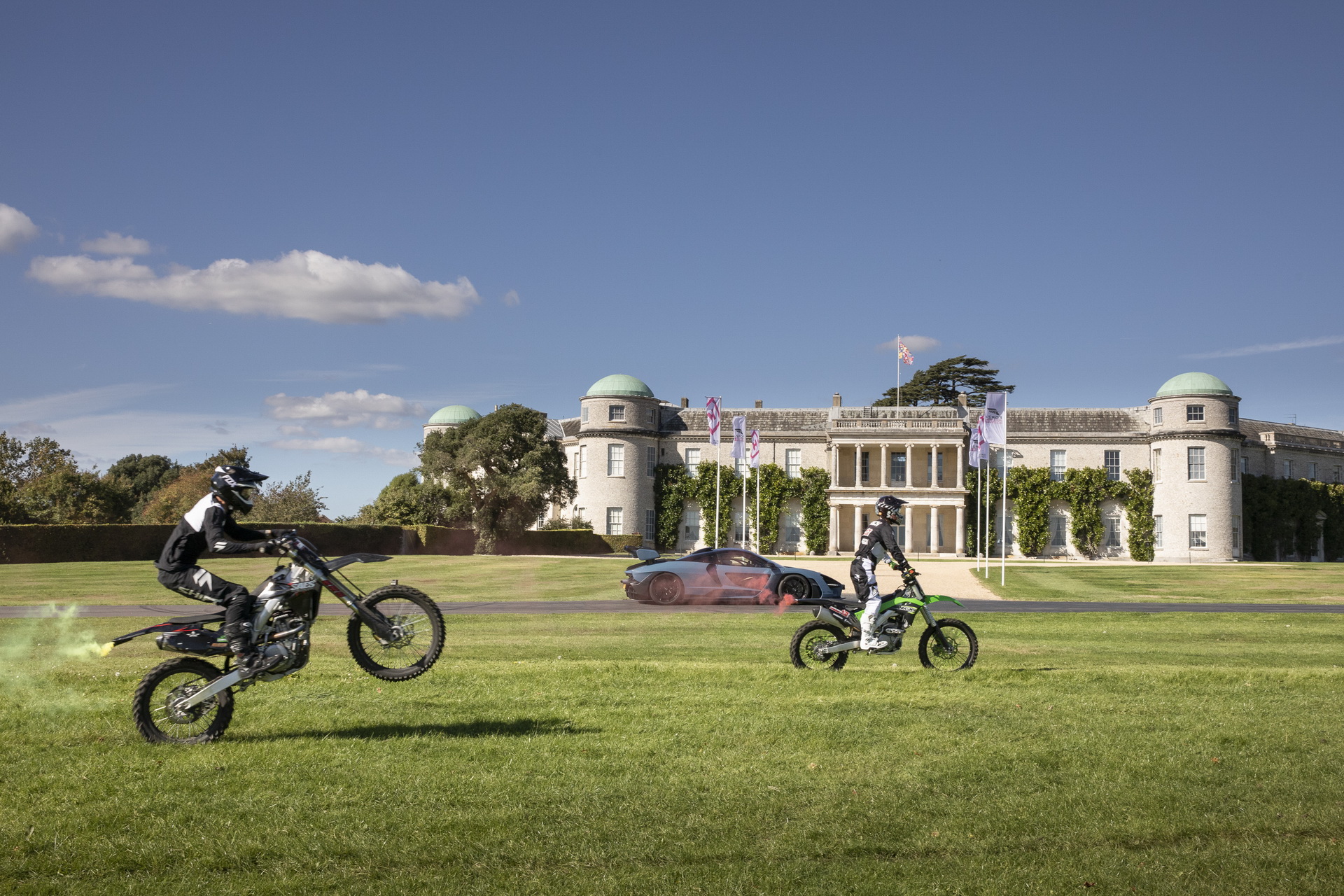 mclaren-senna-vs-bikes-forza-horizon-4-stunt-2 McLaren Senna Celebrates Launch Of Forza Horizon 4 By Racing Three Bikes At Goodwood
