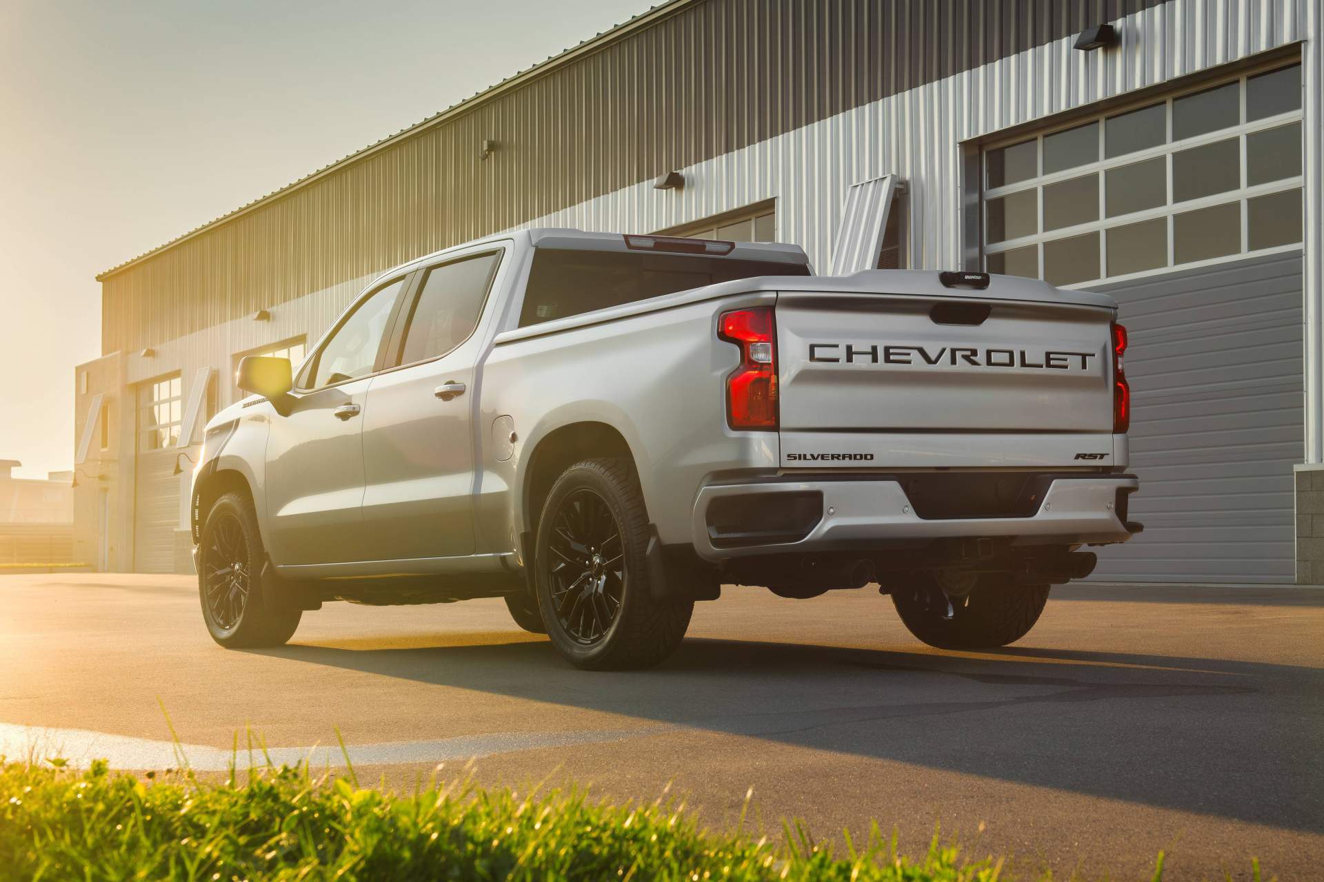 Wearing concept graphics and carbon fiber-look trim, the 2019 Si 2019 Chevy Silverado “Concepts” Showcase How Customers Can Make Their Trucks Unique