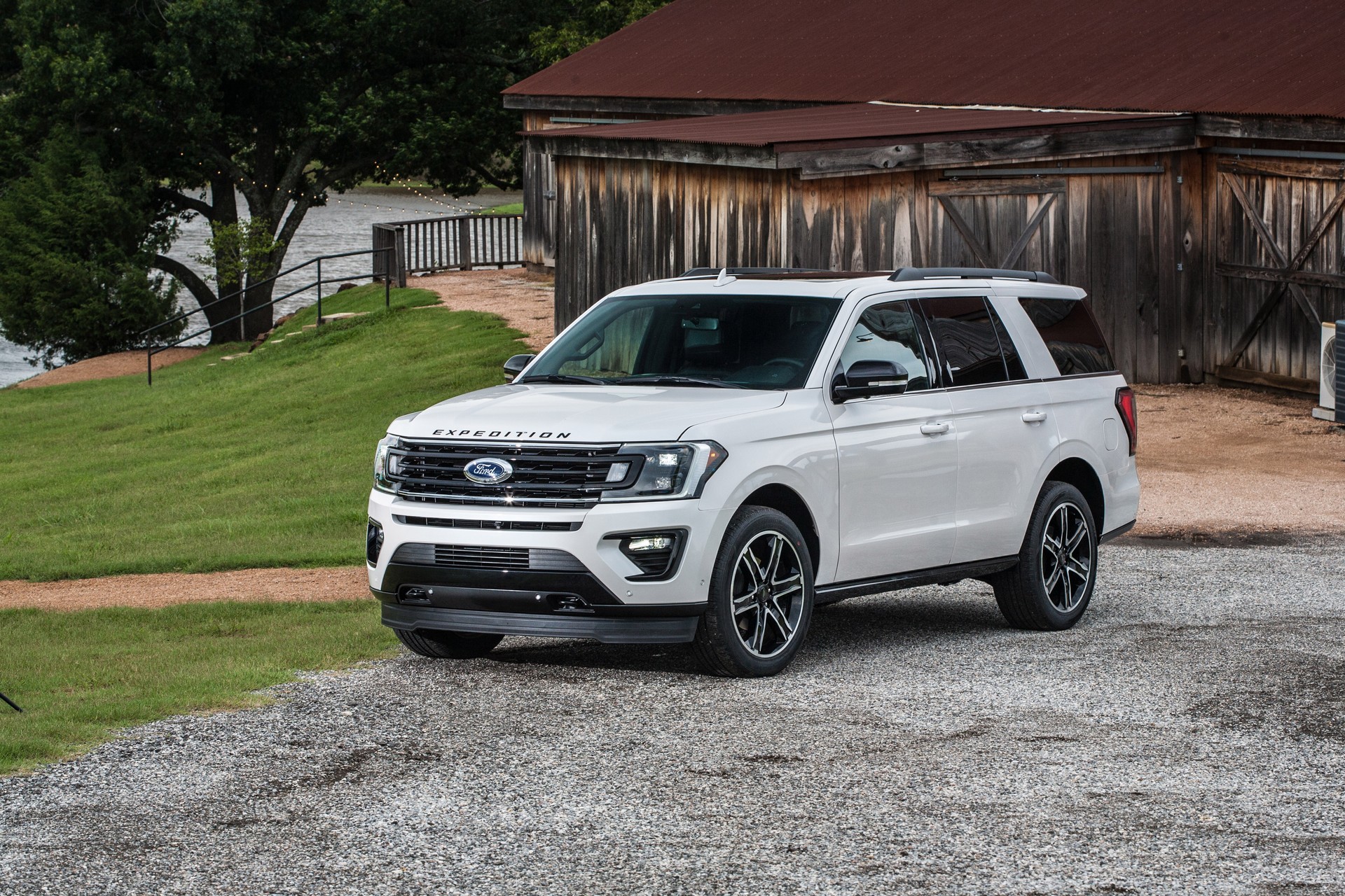 2019-Ford-Expedition-Stealth-Edition-White-1 2019 Ford Explorer And Expedition Gain Two New Special Editions