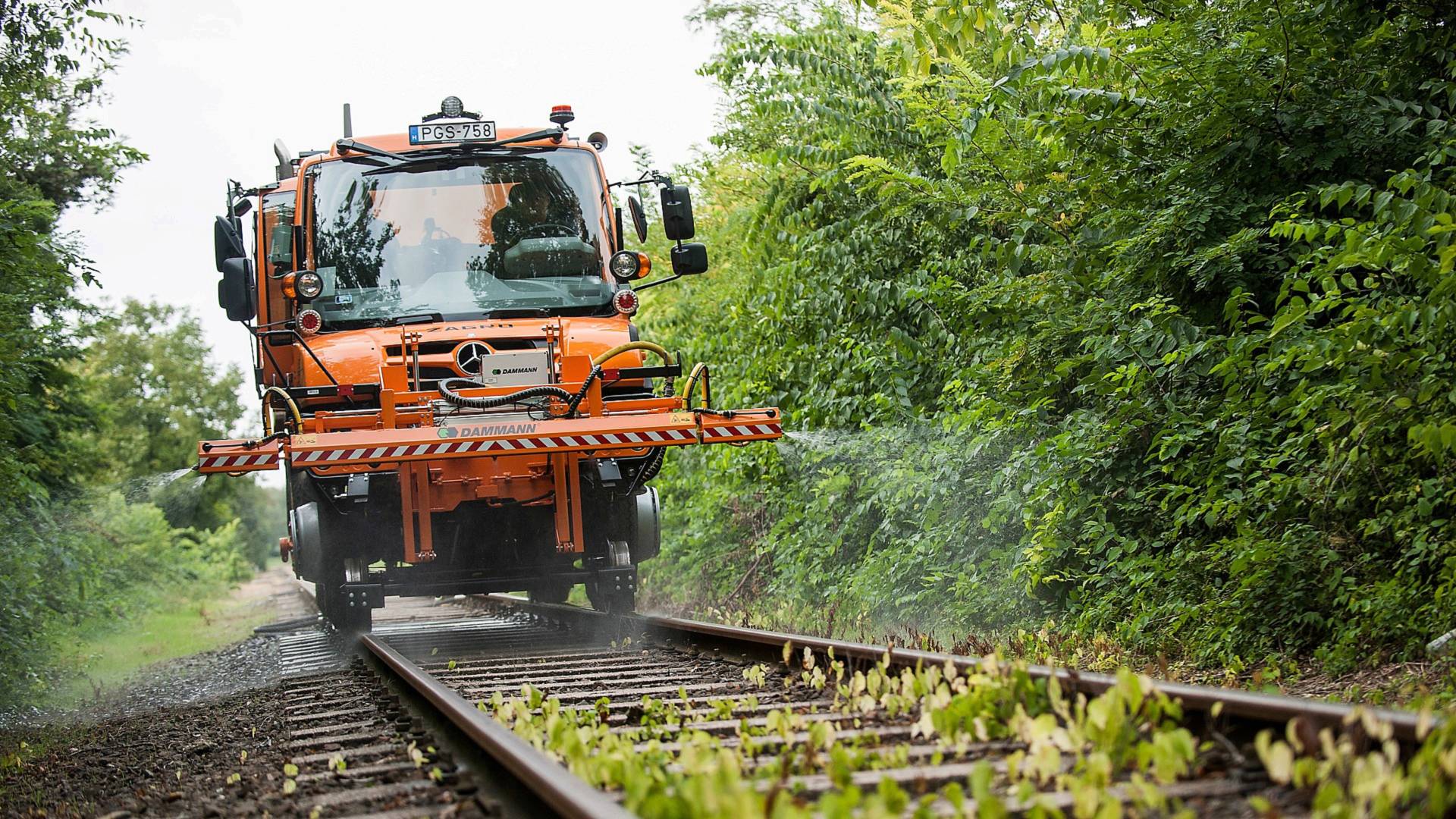 Mercedes-Benz-Unimog-Rail-15 Mercedes-Benz Has Created A Unimog That’s Ideal For Rail Jobs