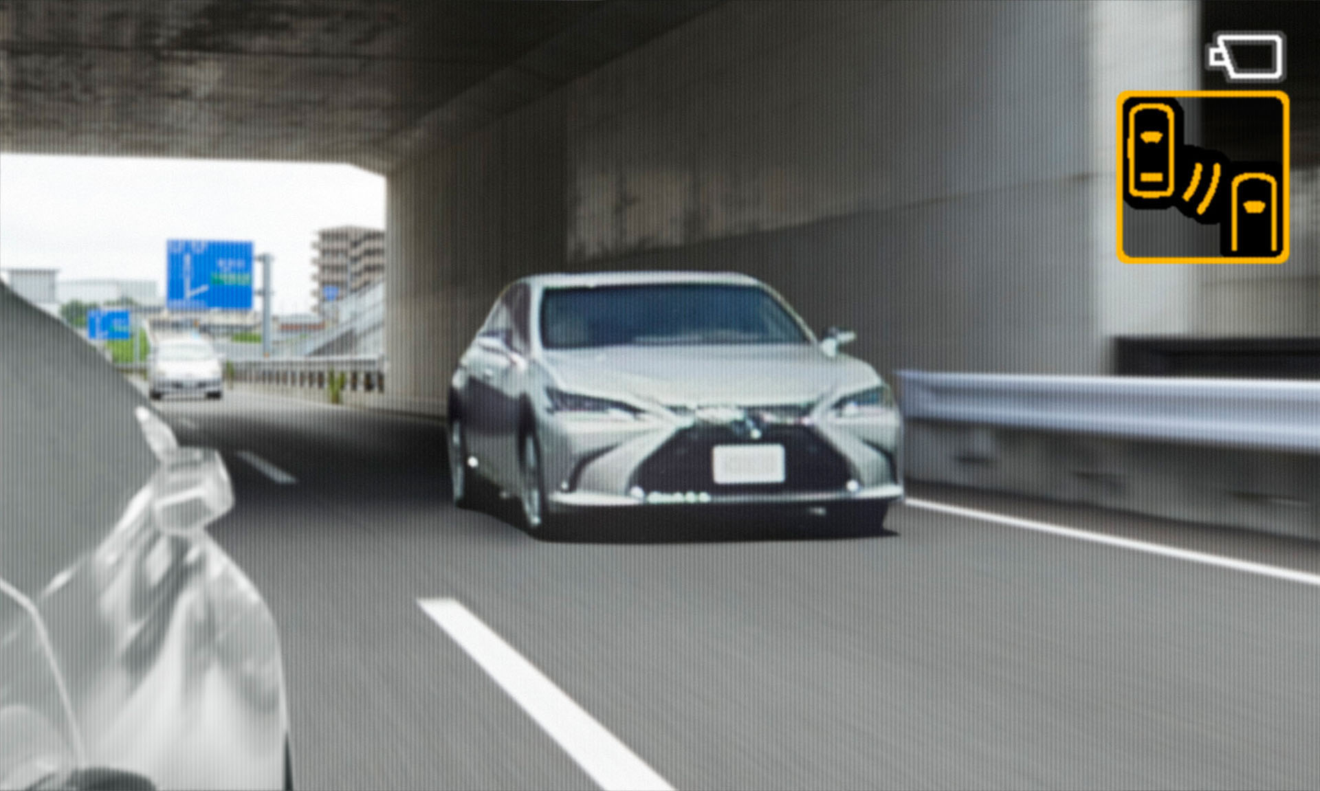 Lexus-ES-DigitalOuterMirrors-09 Lexus Beats Audi And Becomes First To Put Digital Side-View Cameras Into Production