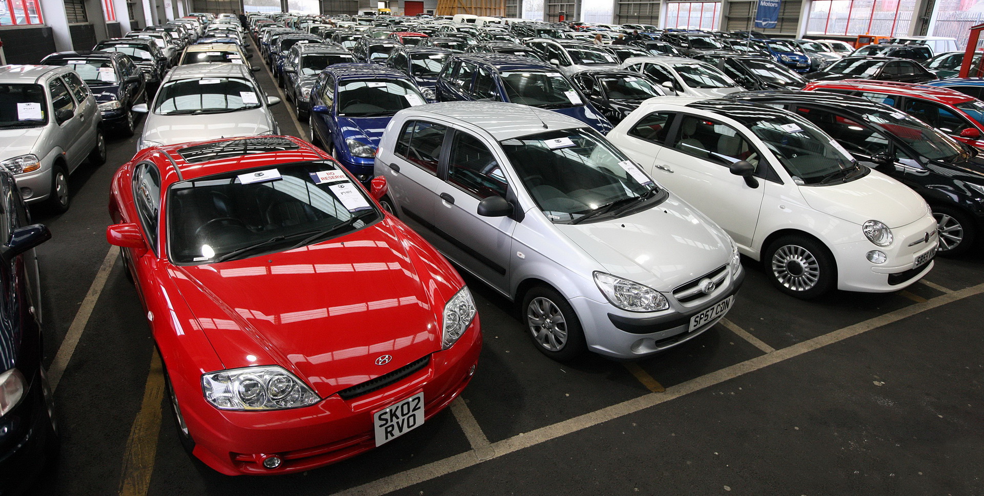 weirdest-belongings-repossessed-cars-1 An Inflatable Sheep, A Real Snake And Other Impossible Things Found In Used Cars