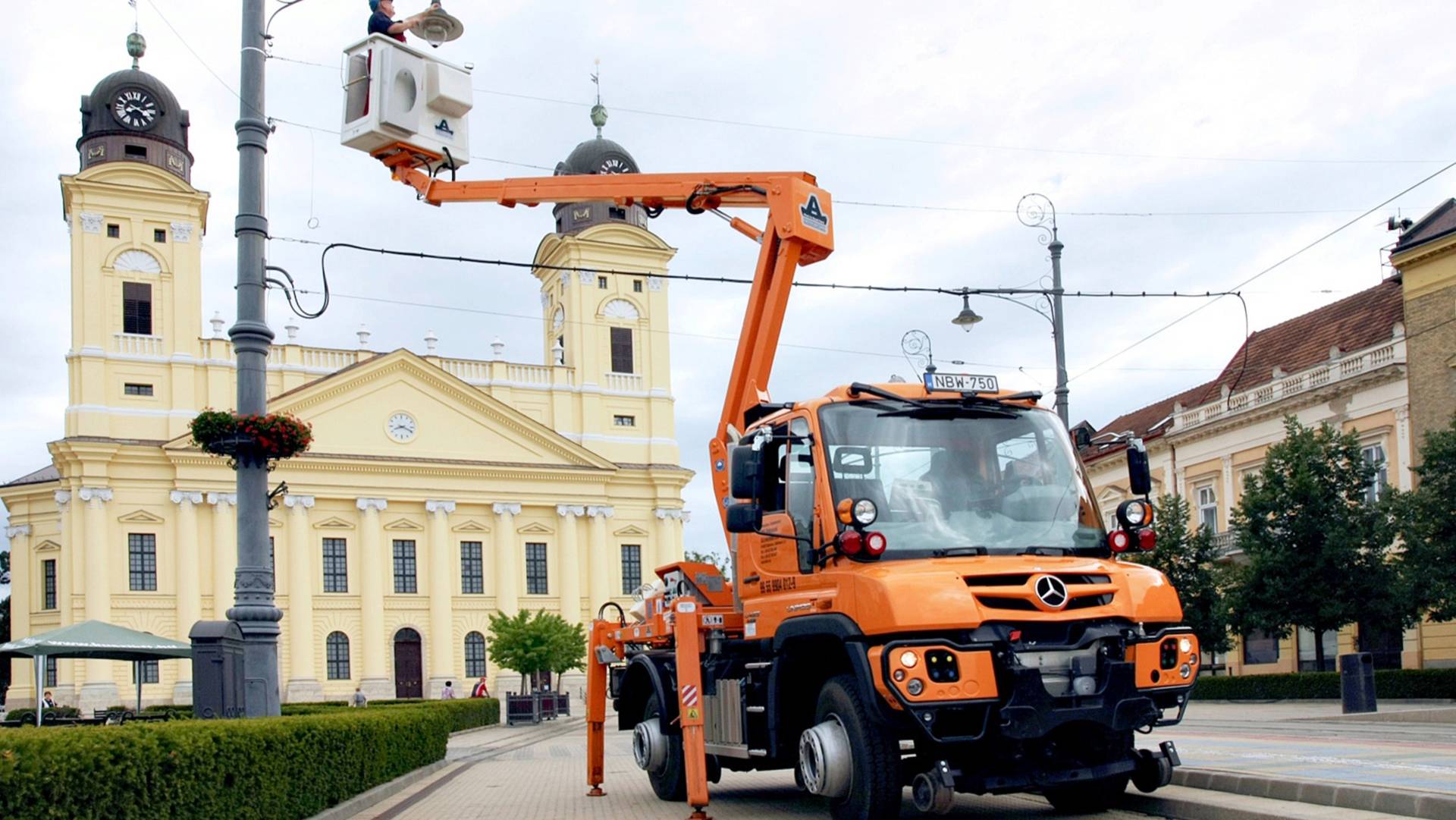Mercedes-Benz-Unimog-Rail-2 Mercedes-Benz Has Created A Unimog That’s Ideal For Rail Jobs