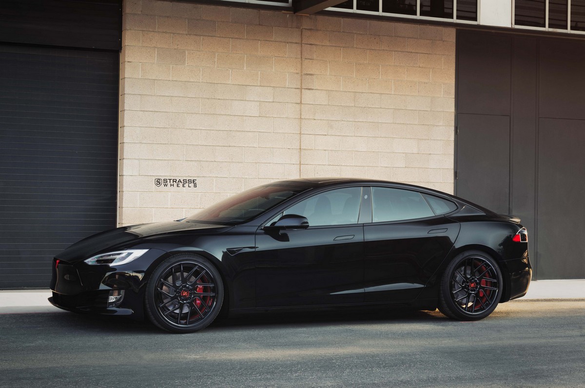 Tesla-Model-S-P100D-on-Strasse-Wheels-2 Tesla Model S P100D Charges Toward The Dark Side On 21-Inch Strasse Wheels