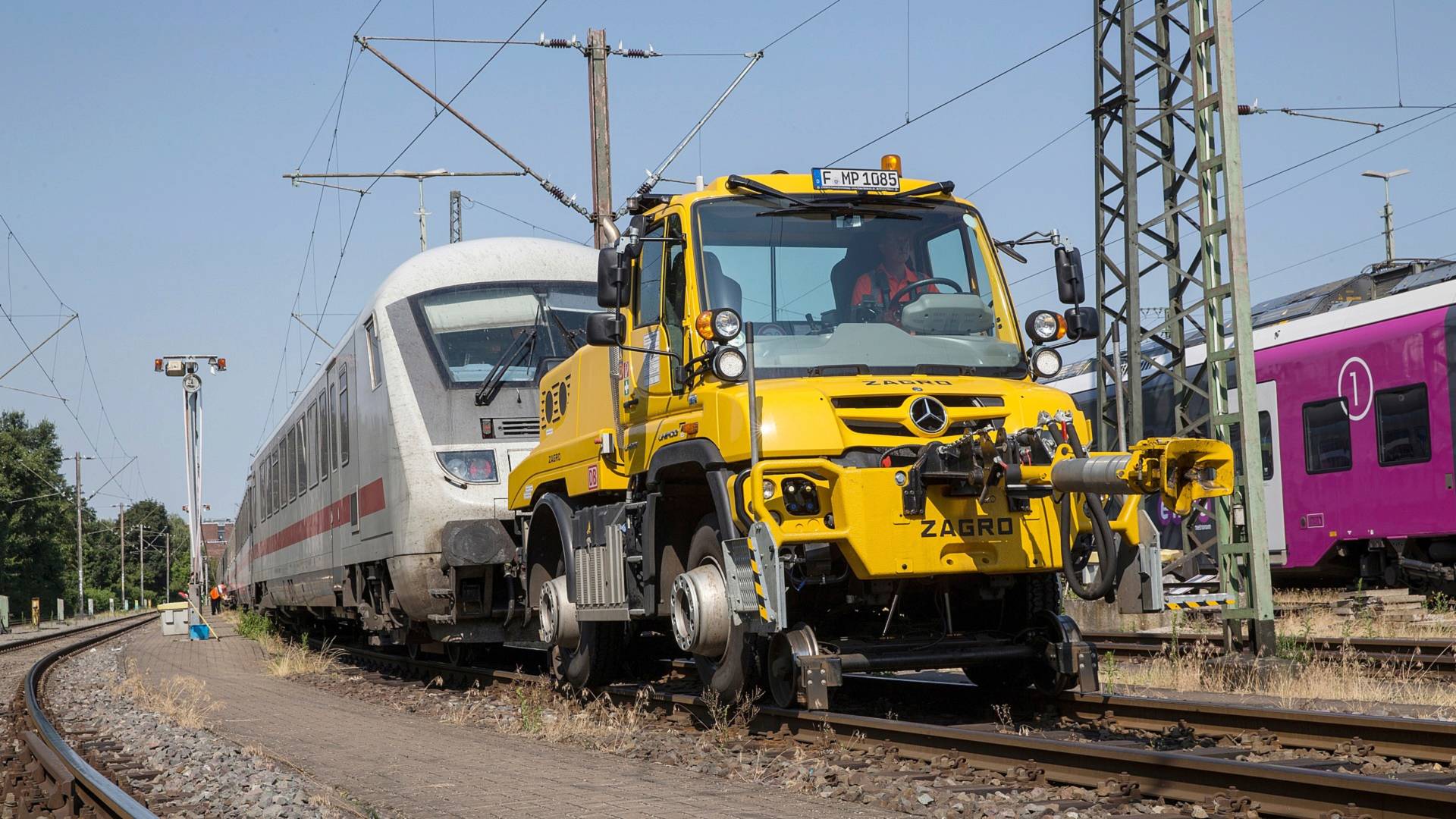 Mercedes-Benz-Unimog-Rail-7 Mercedes-Benz Has Created A Unimog That’s Ideal For Rail Jobs