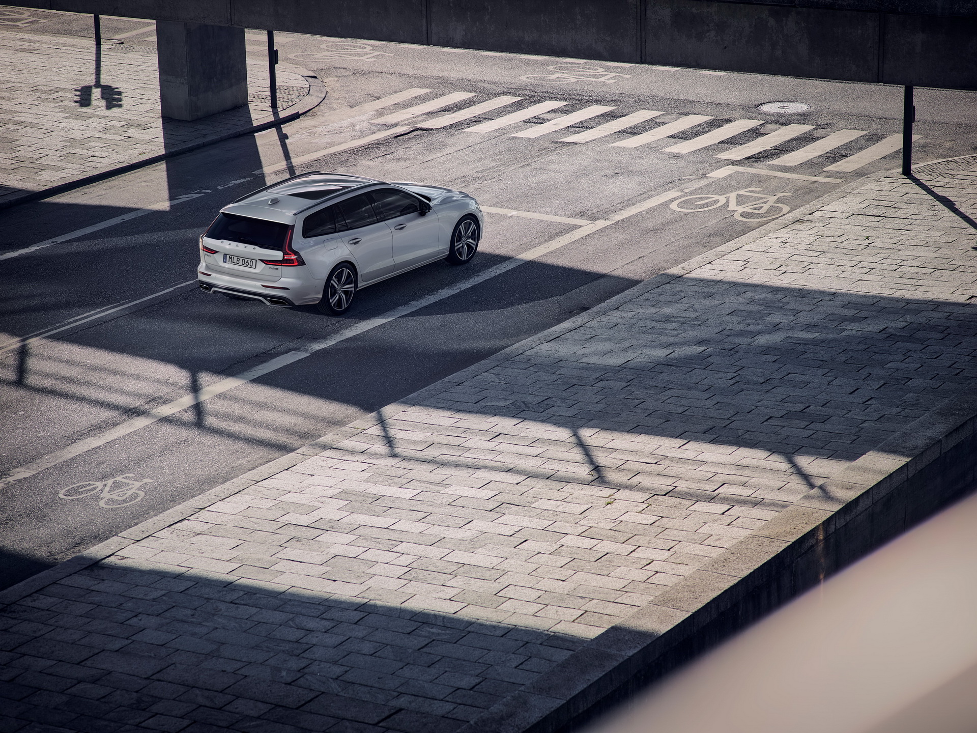 Volvo_V60_R-Design_06 Volvo V60 Gains Sportier R-Design Versions For Every Powertrain In The UK