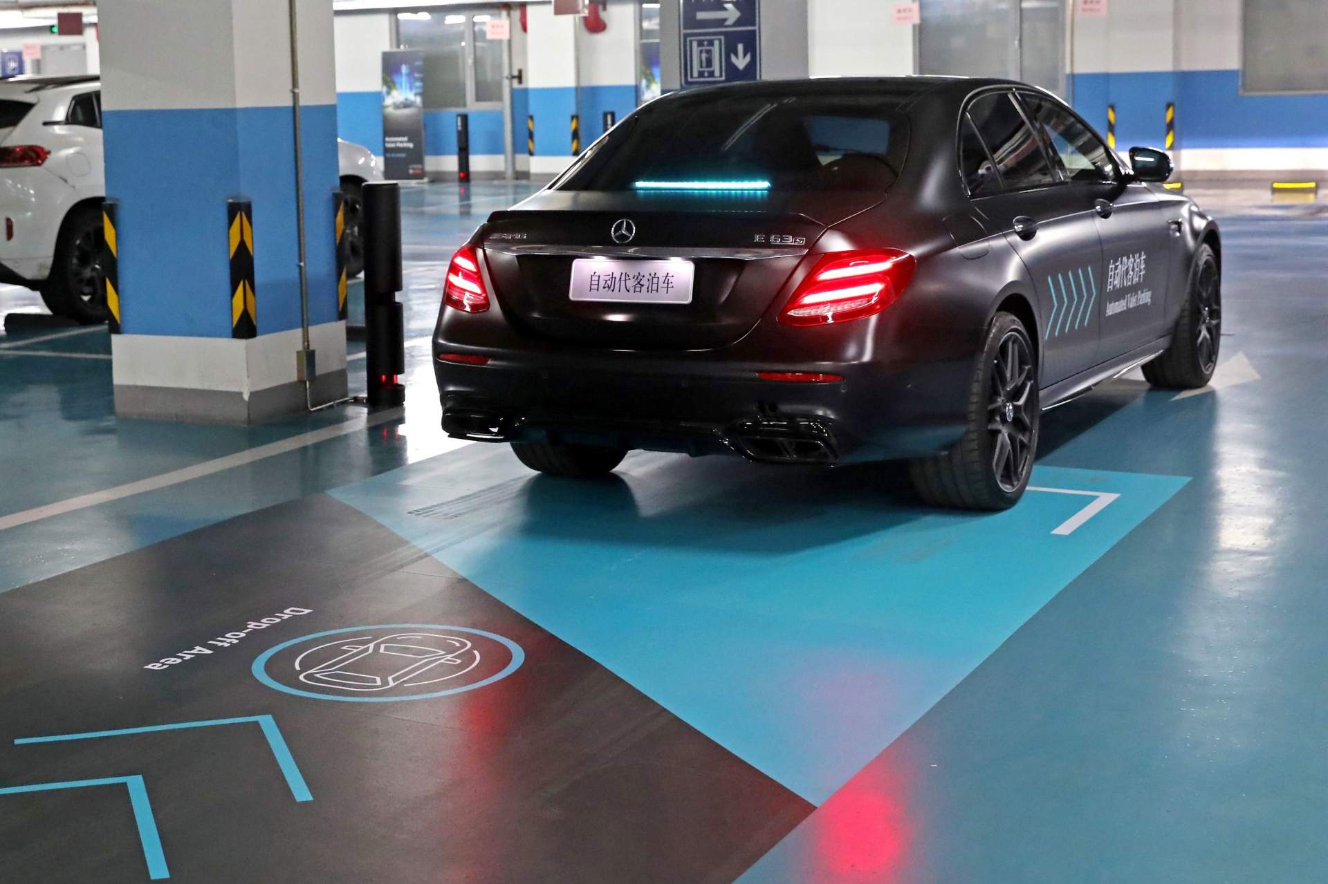 Daimler und Bosch präsentieren erstmalig fahrerloses Parken in China
Daimler and Bosch jointly premiere Automated Valet Parking in China Daimler And Bosch’s Automated Valet Parking Is Go, See How It Works