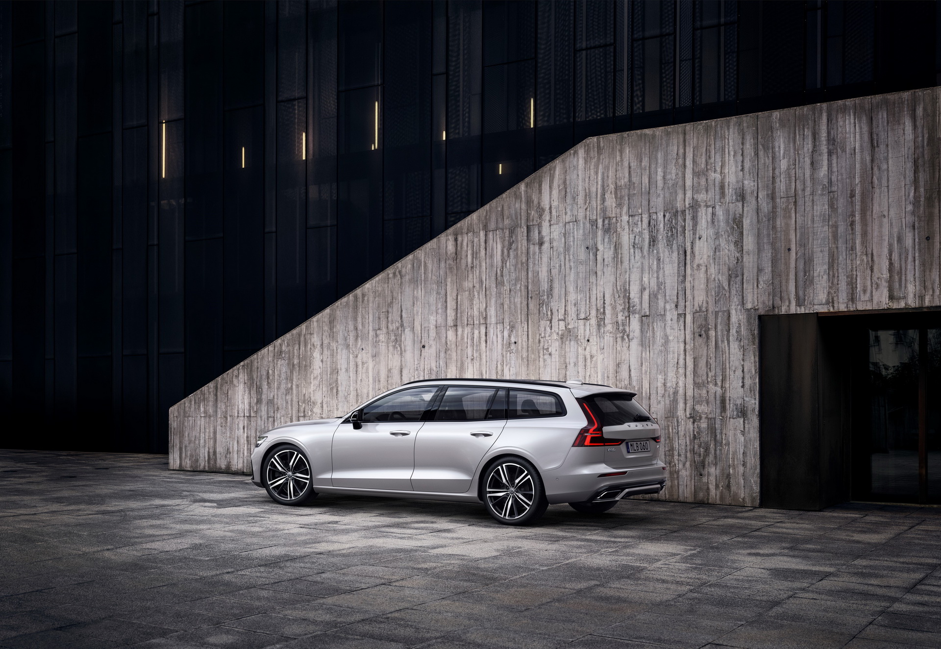 Volvo_V60_R-Design_07 Volvo V60 Gains Sportier R-Design Versions For Every Powertrain In The UK