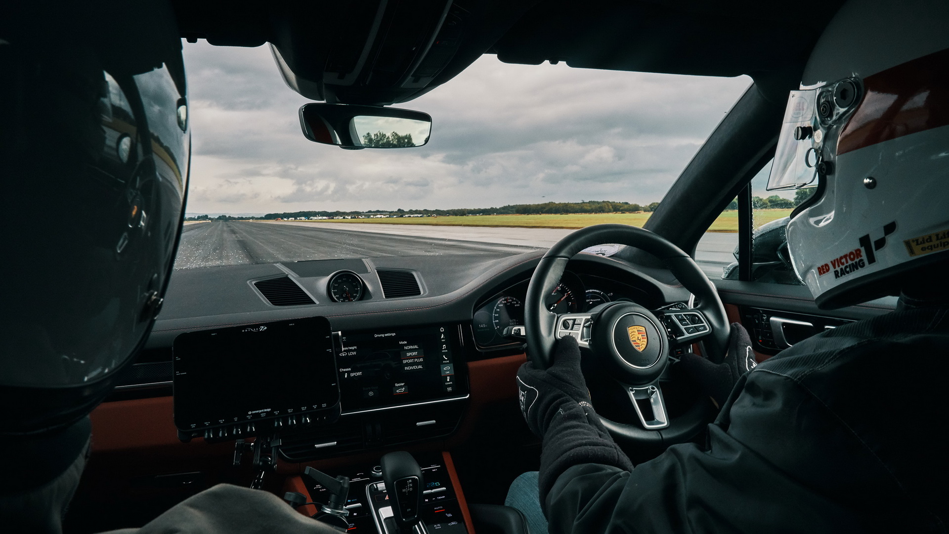 porsche-cayenne-bicycle-speed-record-4 Porsche Cayenne Turbo Helps Man On Bicycle Hit 149 MPH