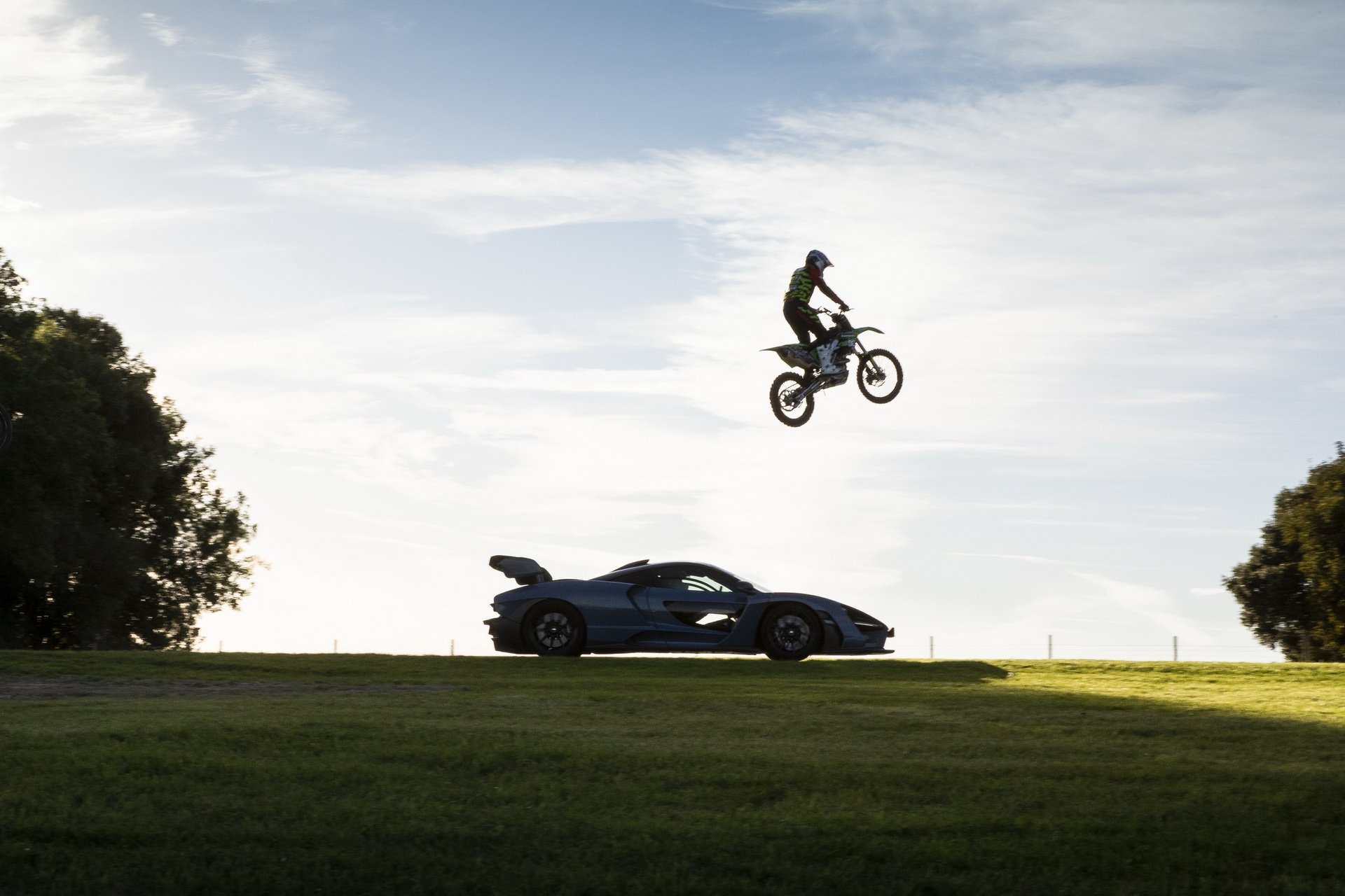 mclaren-senna-vs-bikes-forza-horizon-4-stunt-3 McLaren Senna Celebrates Launch Of Forza Horizon 4 By Racing Three Bikes At Goodwood