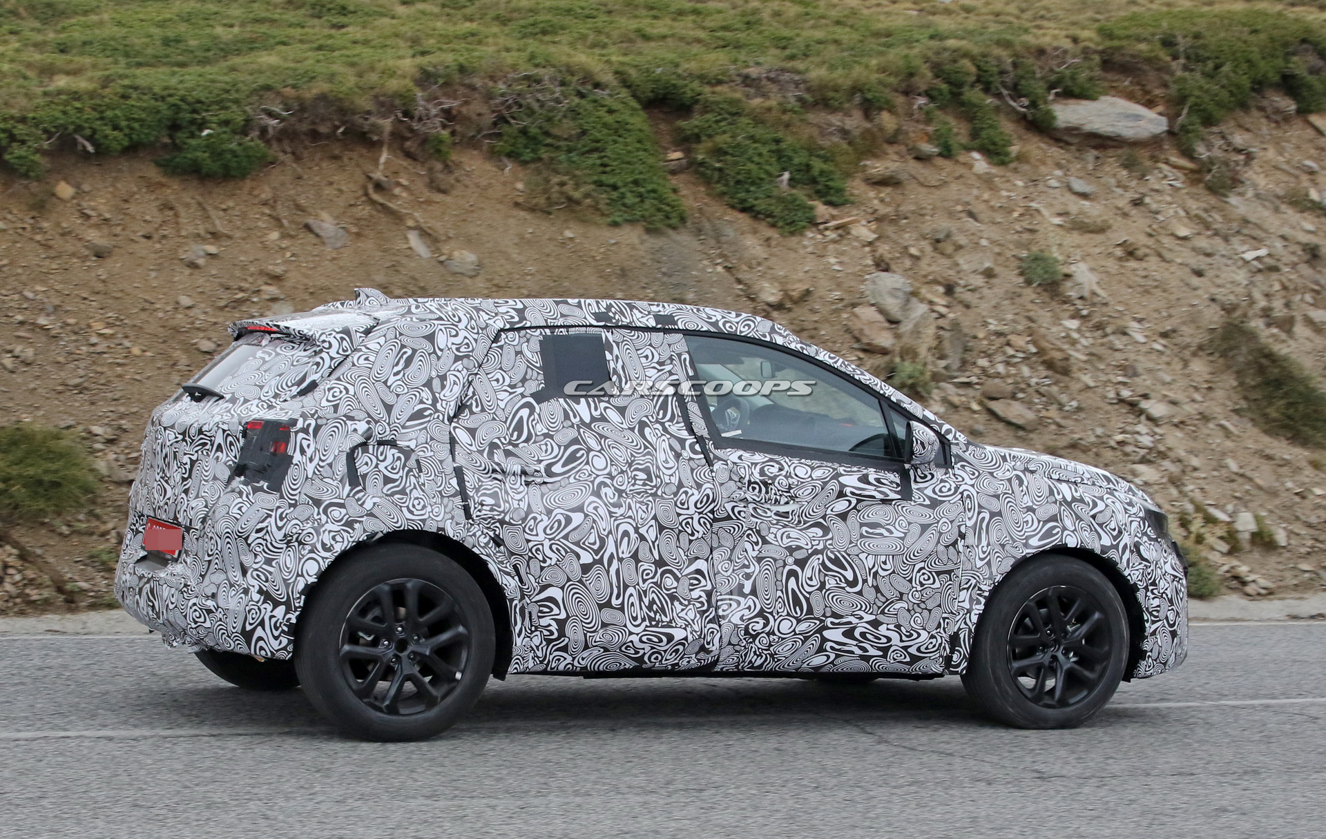 renault-clio-crossover-spy-shots-5 Renault Clio-Based Crossover Coming Straight For The Fiesta Active
