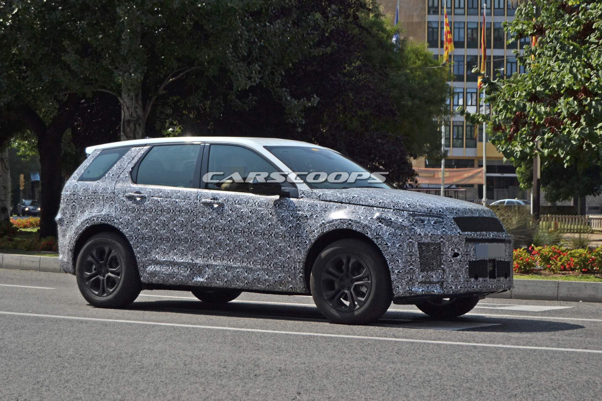 2020-Land-Rover-Discovery-Sport-spy-shots-5 Restyled 2020 Land Rover Discovery Sport Finally Reveals Itself