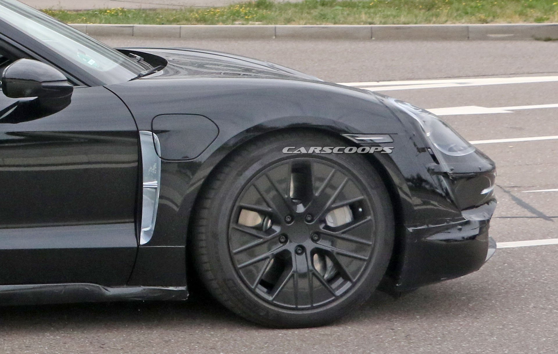 Porsche-Taycan-4 Porsche Taycan Looks Surprisingly Small On U.S. Highway