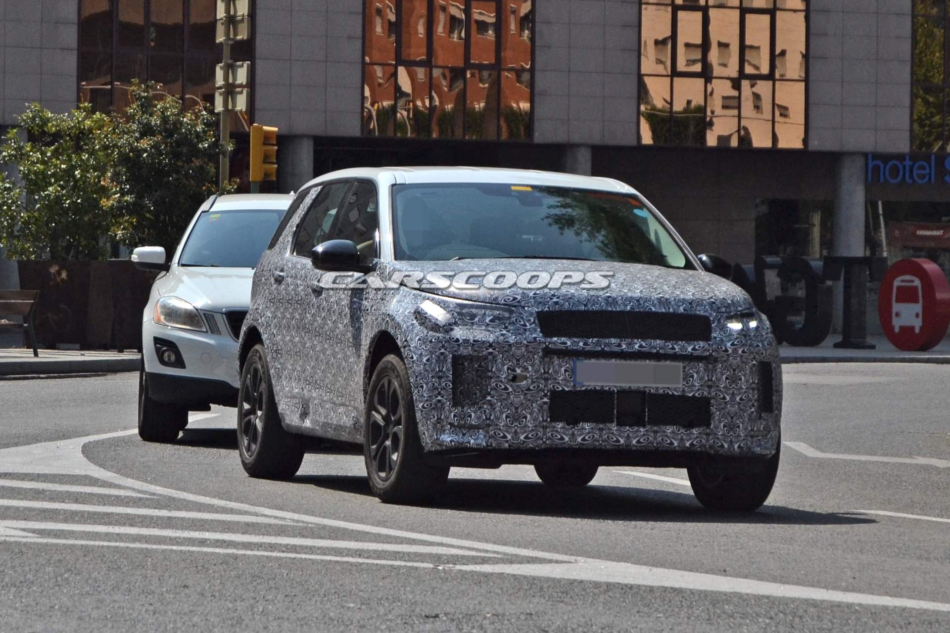 2020-Land-Rover-Discovery-Sport-spy-shots-2 Restyled 2020 Land Rover Discovery Sport Finally Reveals Itself