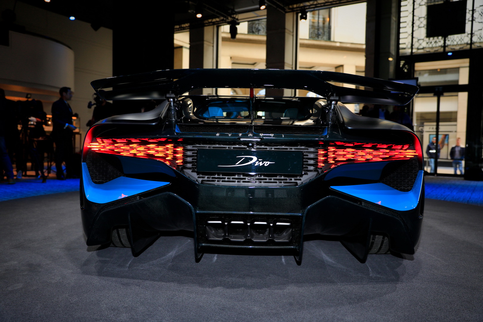 Bugatti Divo Bugatti Divo Looks Spectacular Under Any Light, Check It Out In 92 Images From Paris