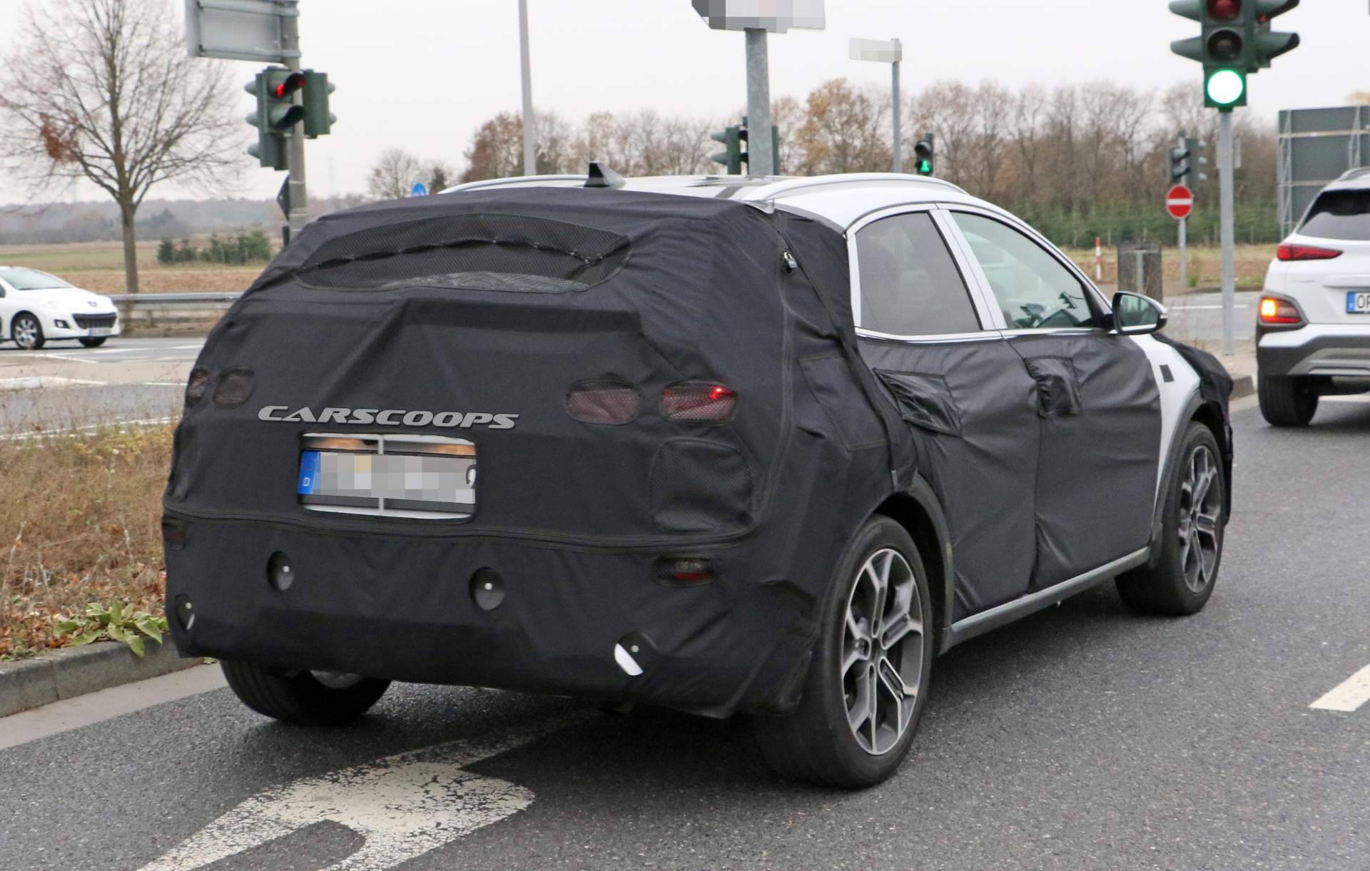 2020 Kia Ceed crossover spy shots 34 2020 Kia XCeed Crossover Spied Testing Against VW T-Roc