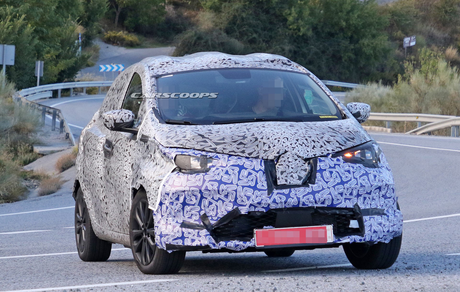 2020-Renault-Zoe-Spy-4 2020 Renault Zoe Spied With An Evolutionary Design