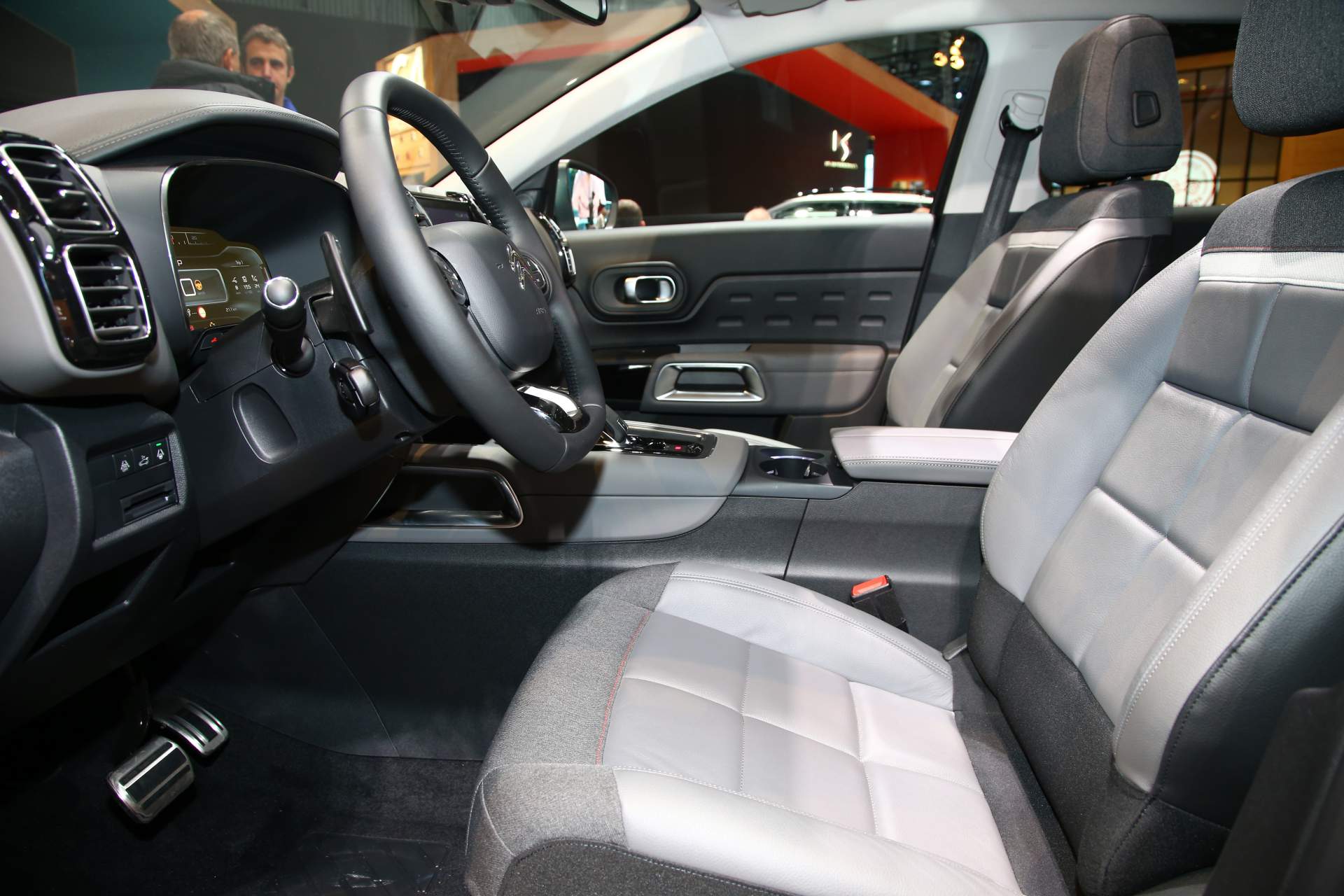 Citroen C5 Aircross SUV Hybrid Concept at Paris Auto Show 17 Citroën C5 Aircross SUV Hybrid Concept Previews Brand’s First PHEV