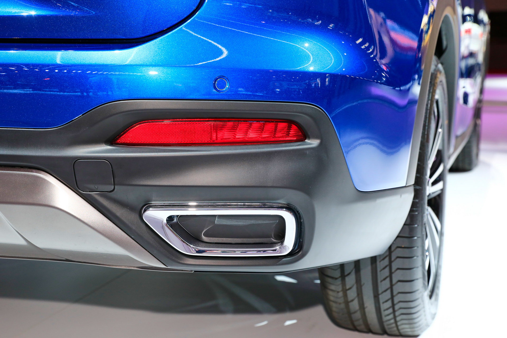 Fake-Exhausts-GS5-02 The Fake Exhaust Holes Of The Paris Auto Show Floor