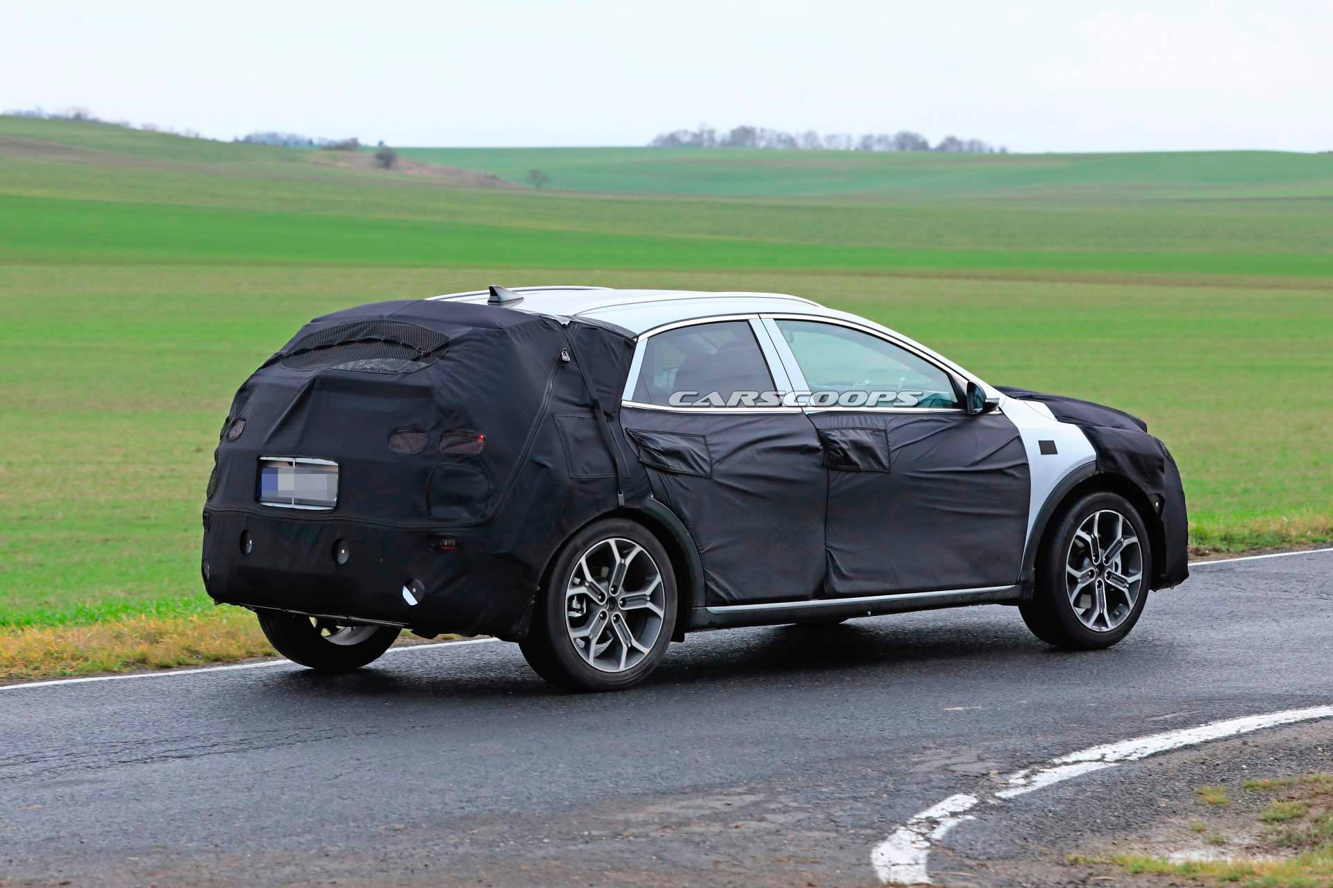 2020 Kia Ceed crossover spy shots 6 2020 Kia XCeed Crossover Spied Testing Against VW T-Roc