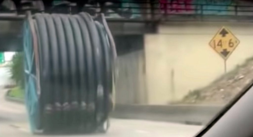  Houston Drivers Dodge Giant Runaway Spool Of Wire On I-10