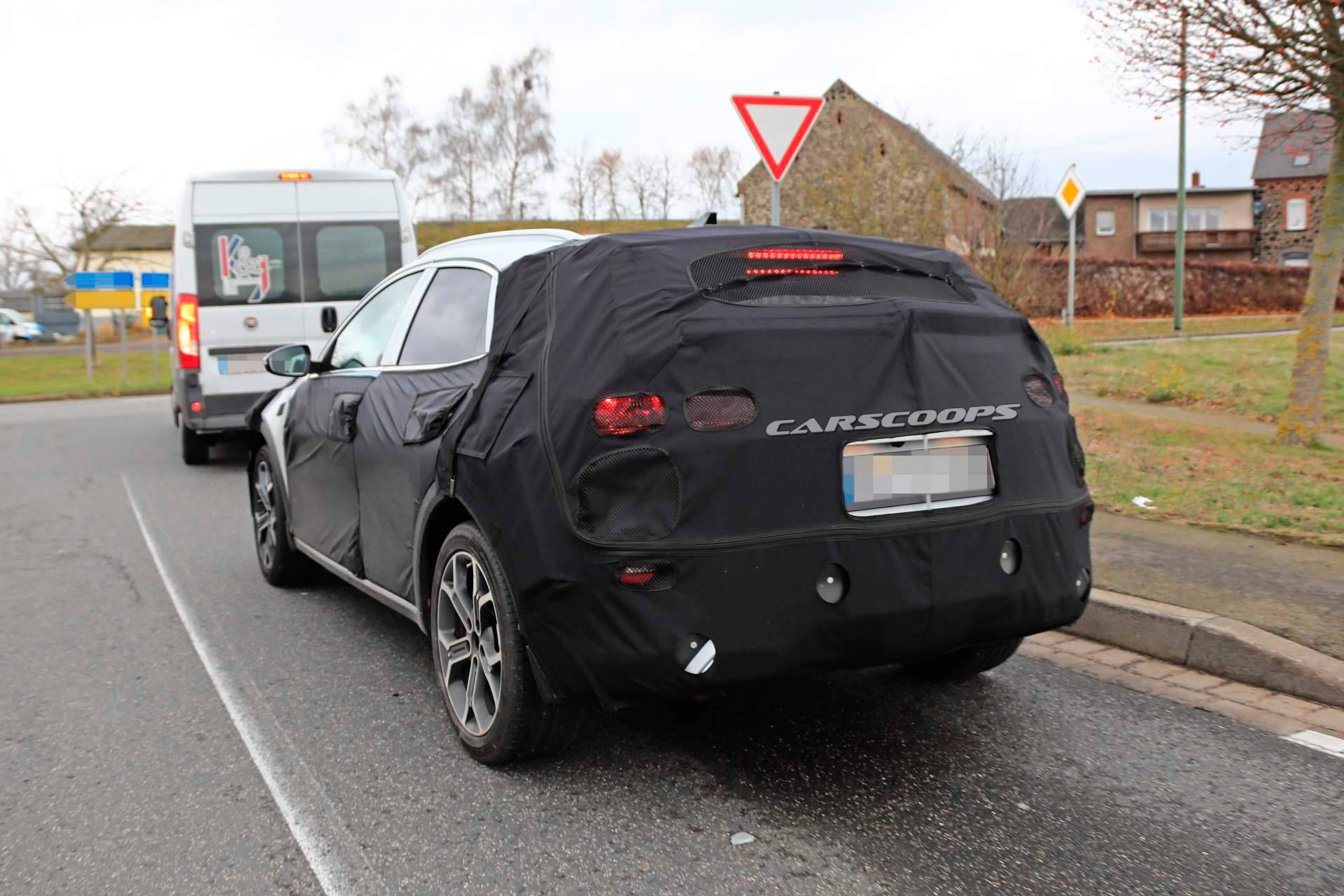 2020 Kia Ceed crossover spy shots 18 2020 Kia XCeed Crossover Spied Testing Against VW T-Roc