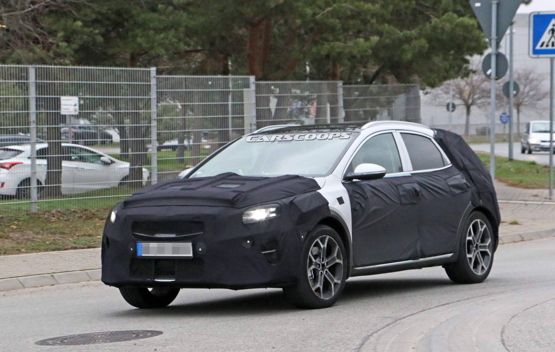 2020 Kia Ceed crossover spy shots 22 2020 Kia XCeed Crossover Spied Testing Against VW T-Roc