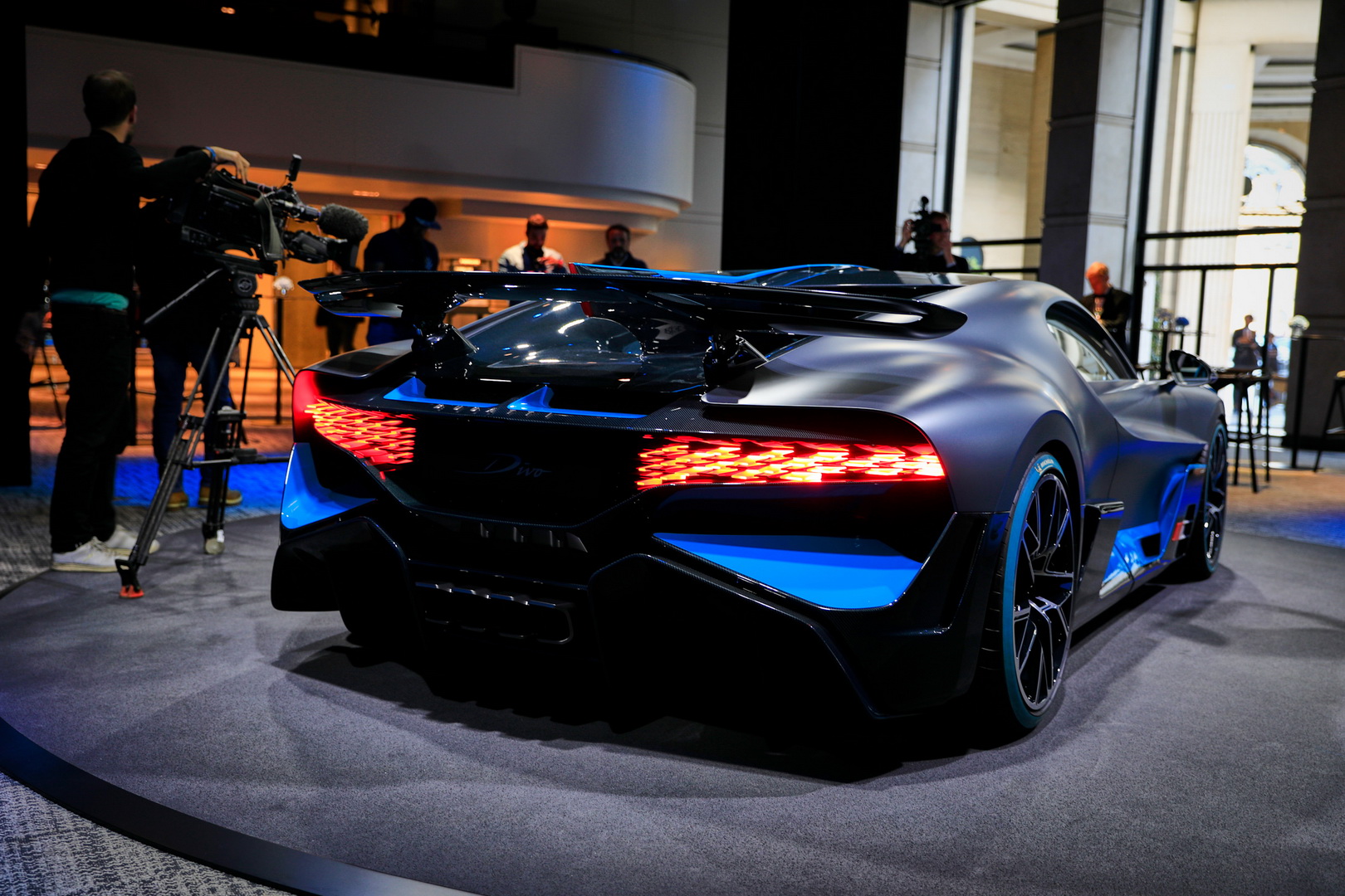 Bugatti Divo Bugatti Divo Looks Spectacular Under Any Light, Check It Out In 92 Images From Paris
