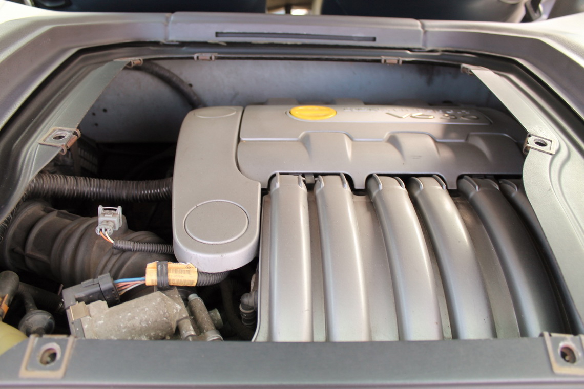 2002 renault clio v6 10 RWD Renault Clio V6 Is The Weirdest Hot Hatch You’ll Ever See