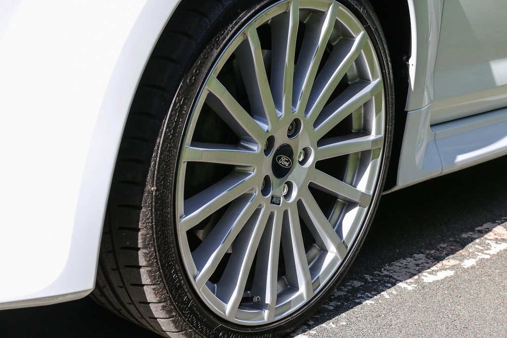 2009 ford focus rs mk2 12 Interested In A White Ford Focus RS Mk2 With Under 10k Miles?