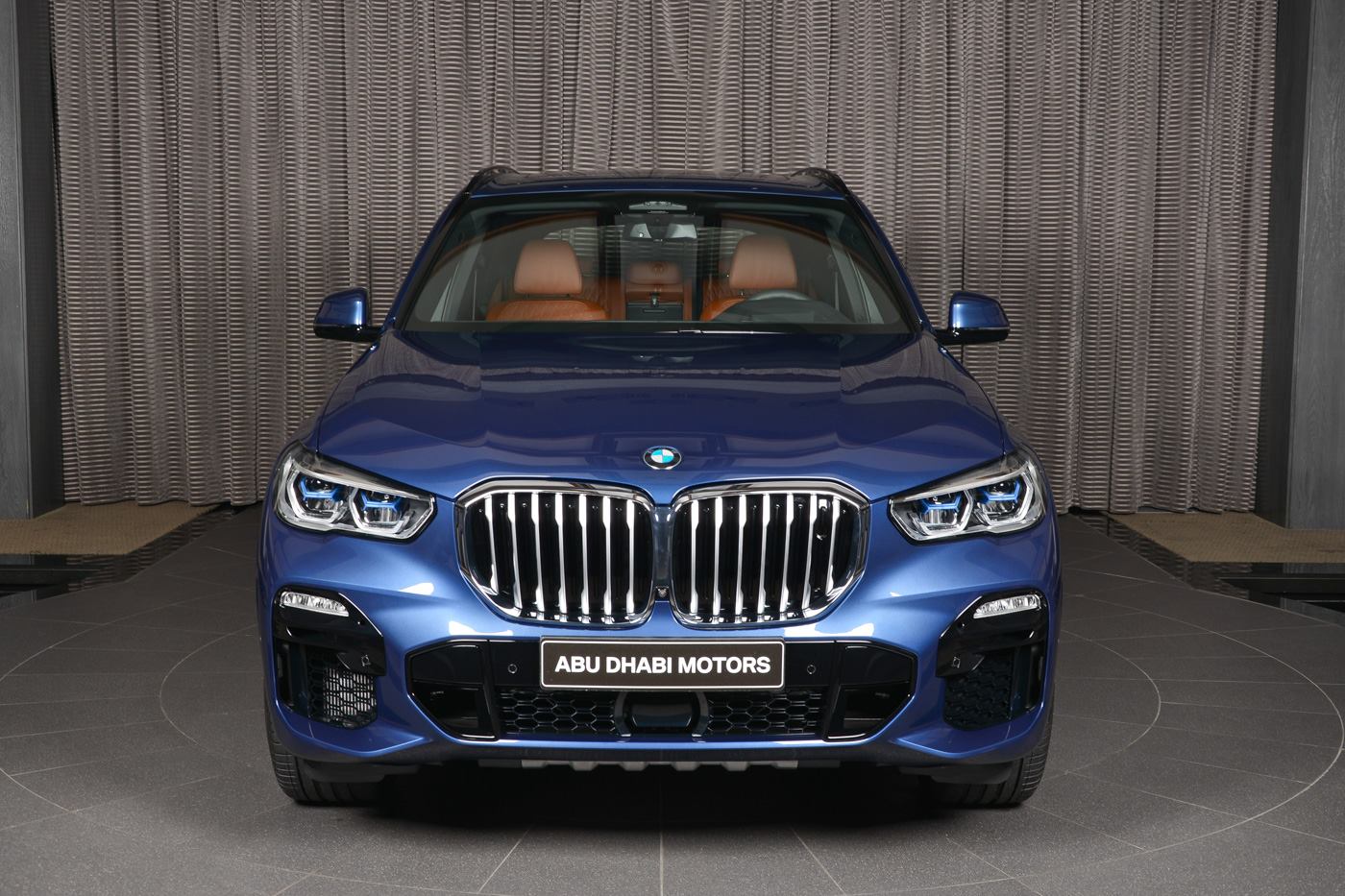 2019 bmw x5 on display abudhabi 1 New BMW X5 xDrive50i Looks Dashing In Phytonic Blue Metallic