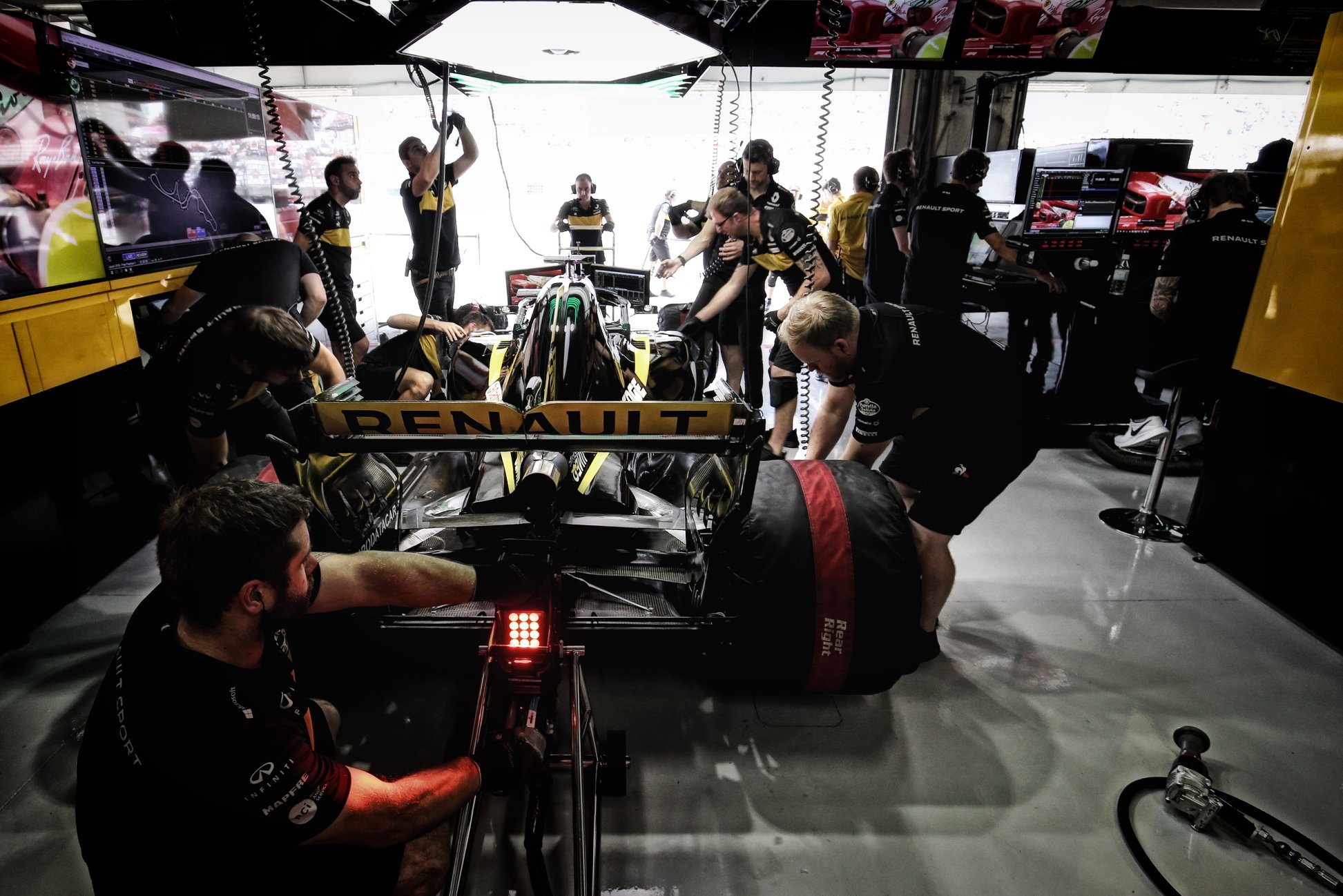 f1 renault warns losing engine manufacturer 1 Renault Fears That An Engine Manufacturer Might Quit F1 If Development Costs Don’t Drop