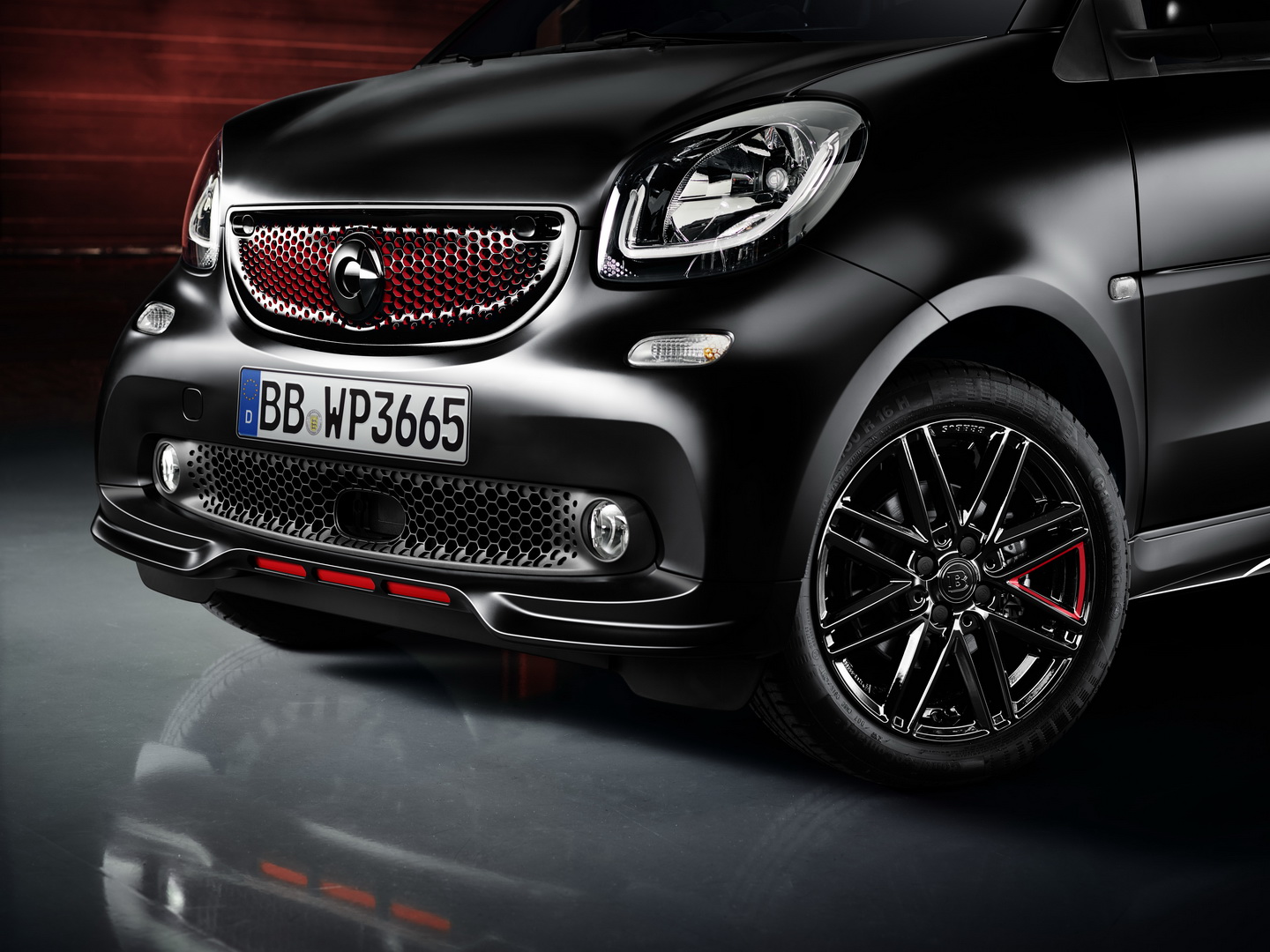 smart auf dem Pariser Autosalon 2018: Elektrisch, urban, unkonventionell
smart at the Paris Motor Show 2018: Electric, urban, unconventional Smart ForTwo Heads To The Dark Side With PureBlack Edition