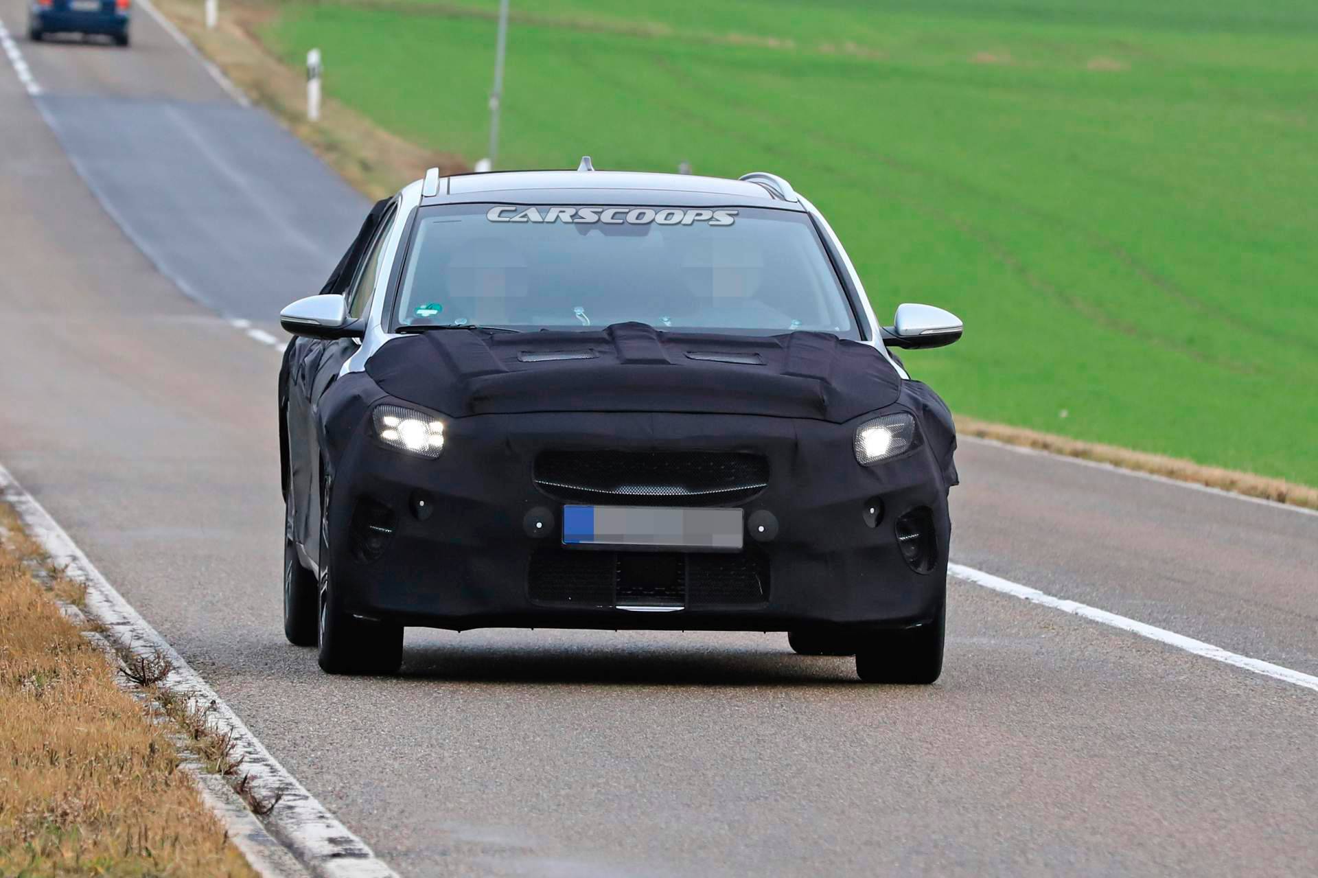 2020 Kia Ceed crossover spy shots 1 2020 Kia XCeed Crossover Spied Testing Against VW T-Roc