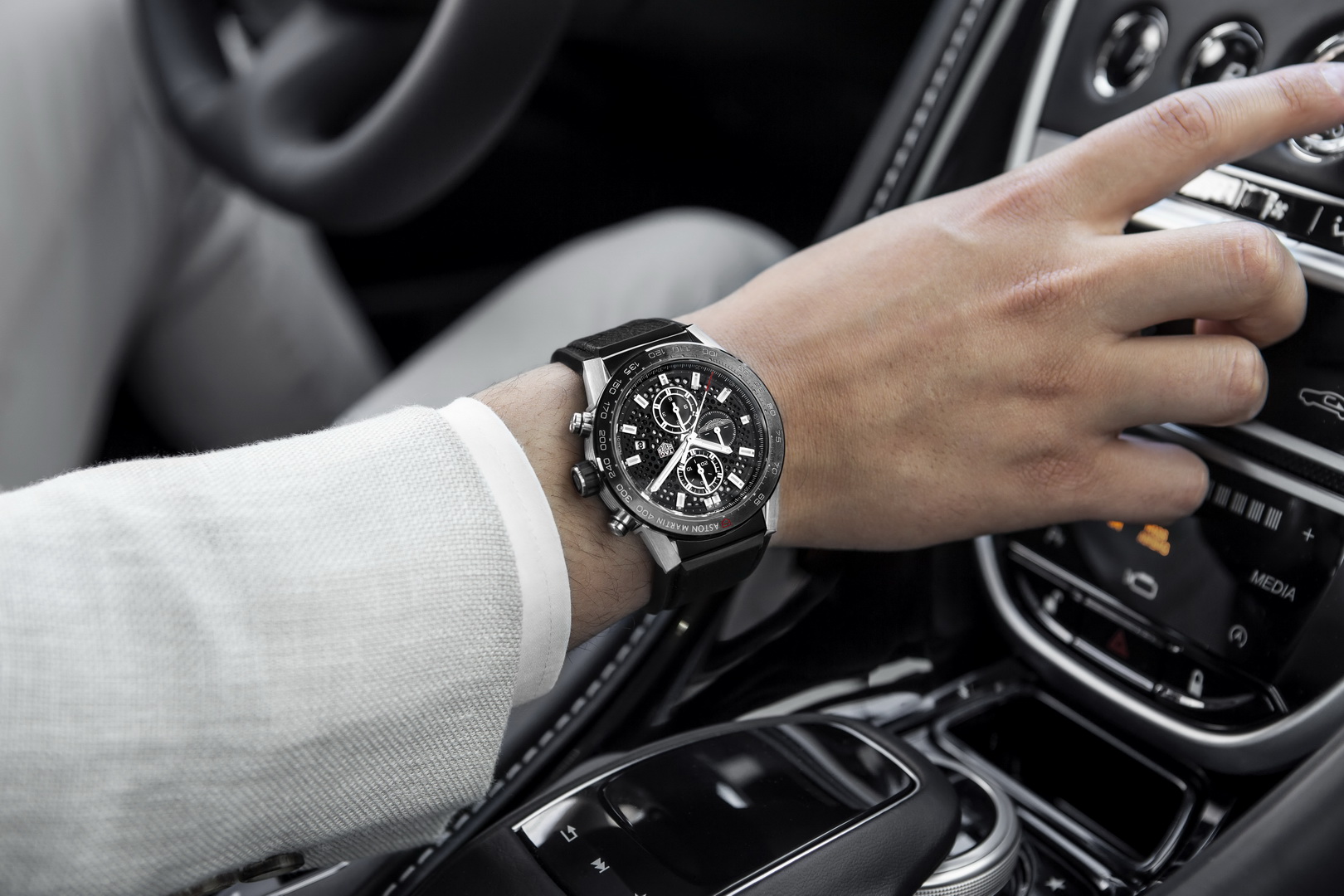 tag heuer carrera calibre heuer 01 aston martin special edition 7 Match Your Aston Martin With Tag Heuer’s New Chronograph
