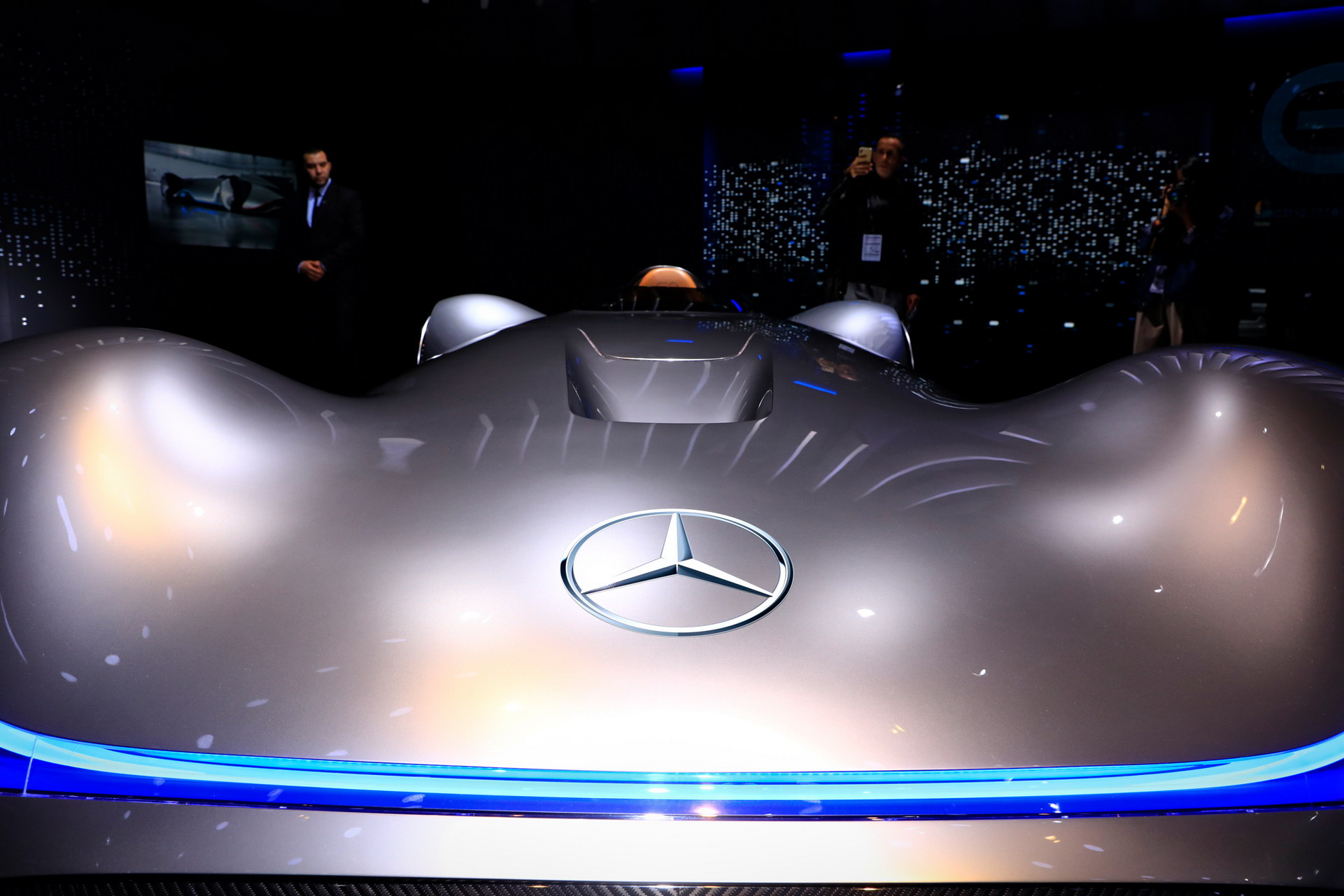 Mercedes B110 2018 Paris Auto Show Gallery: Mercedes-Benz