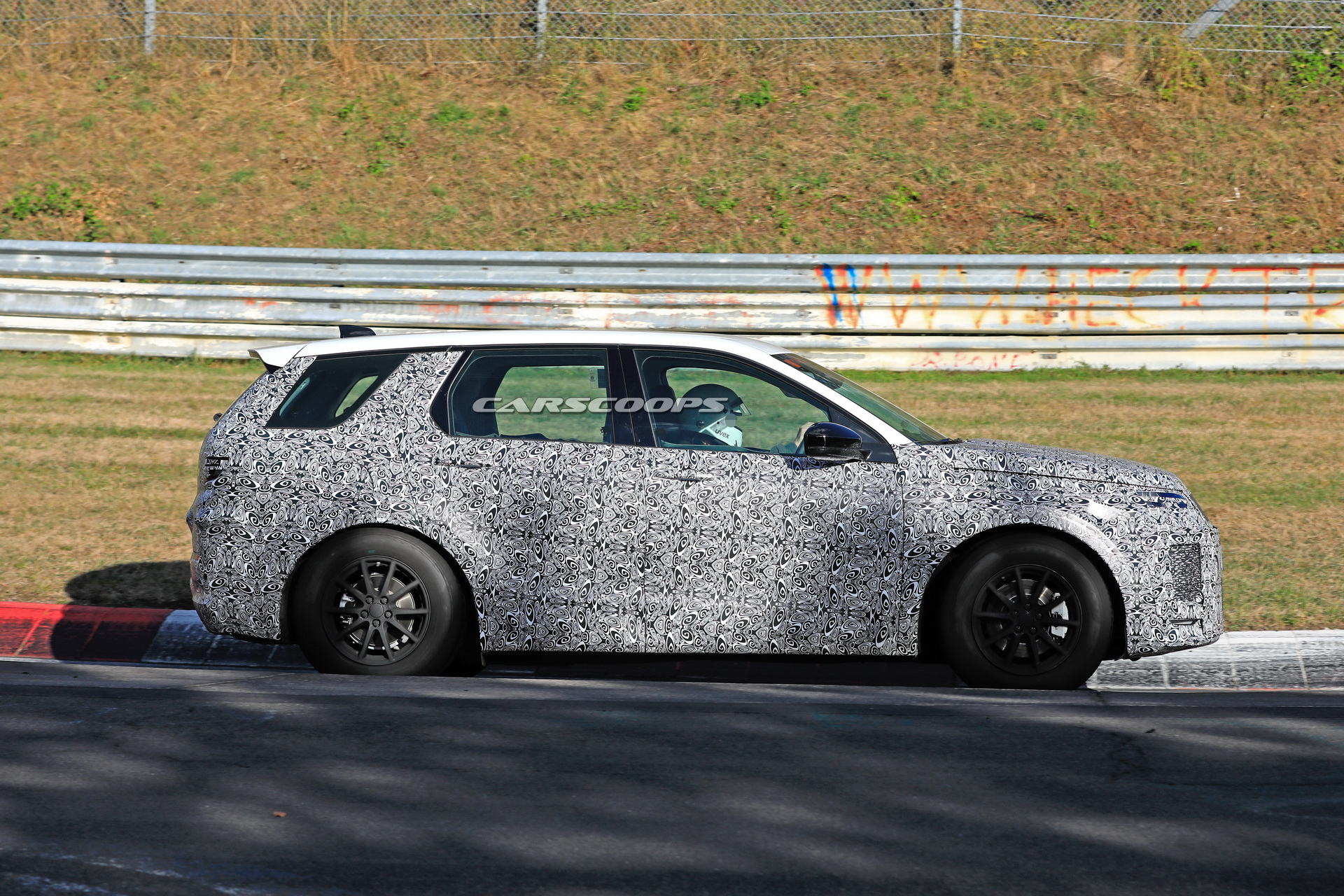 2020 land rover discovery sport facelift spy 6 Land Rover Out Honing Facelifted Discovery Sport On The Track