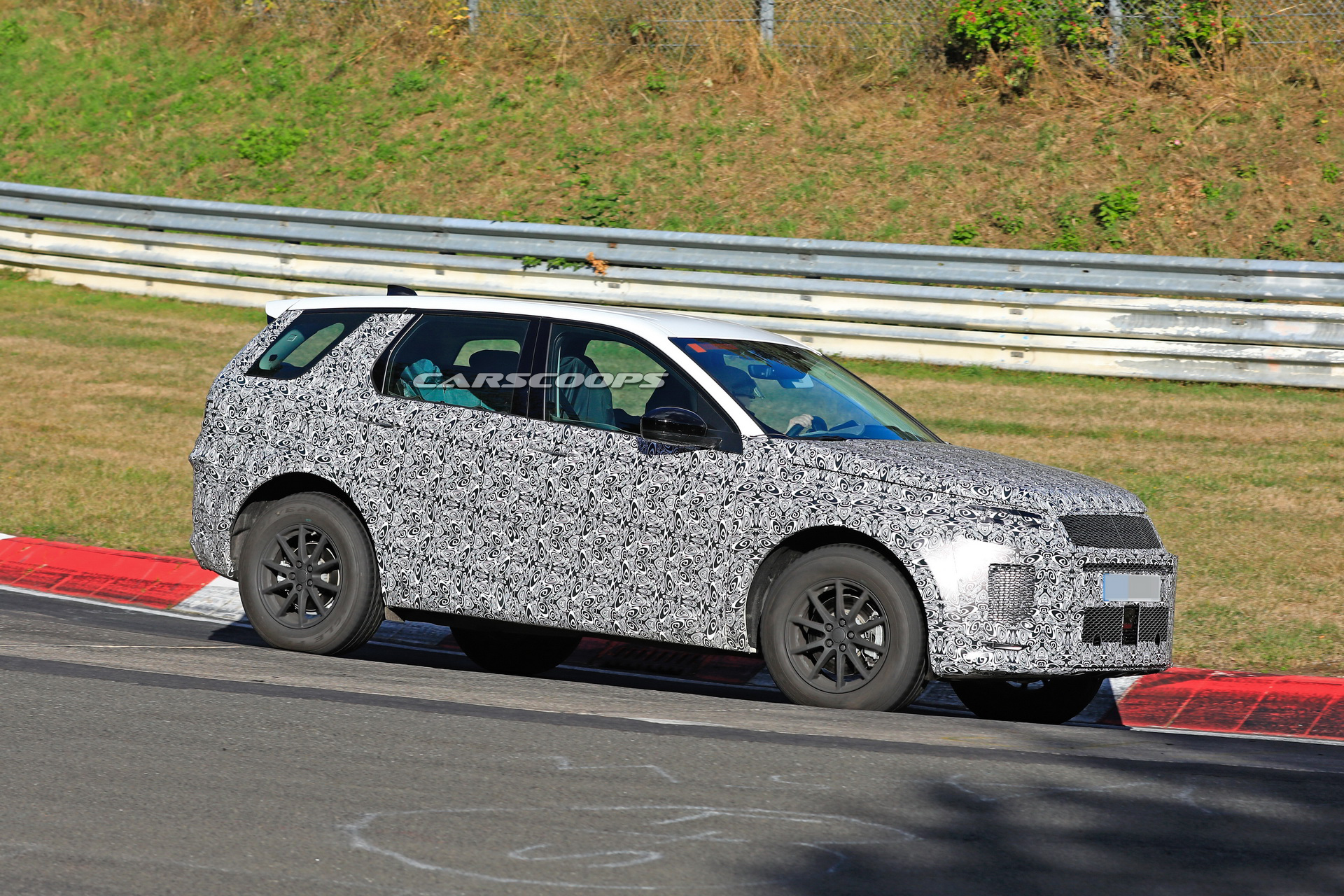 2020 land rover discovery sport facelift spy 5 Land Rover Out Honing Facelifted Discovery Sport On The Track