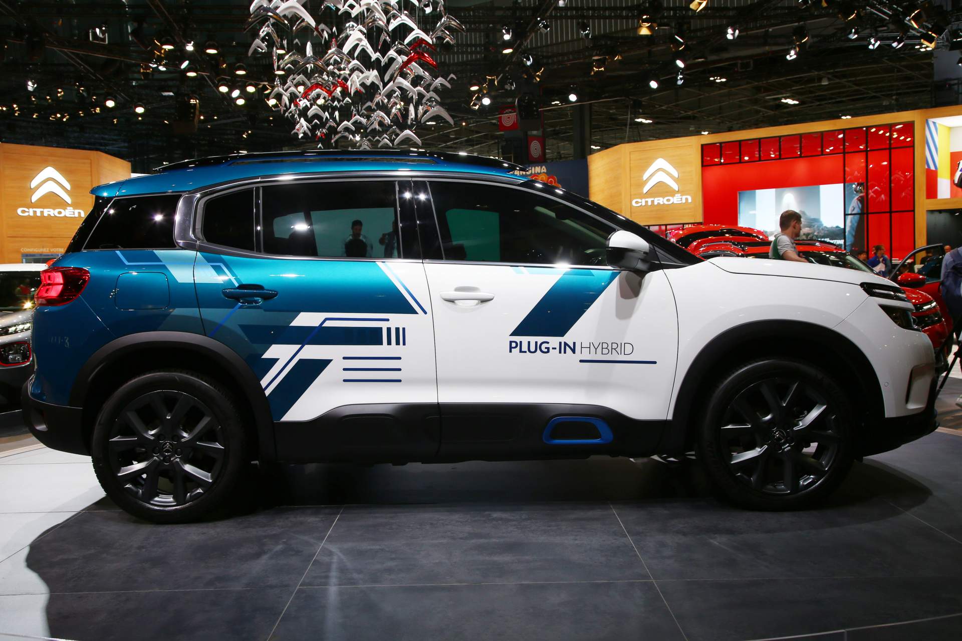 Citroen C5 Aircross SUV Hybrid Concept at Paris Auto Show 20 Citroën C5 Aircross SUV Hybrid Concept Previews Brand’s First PHEV