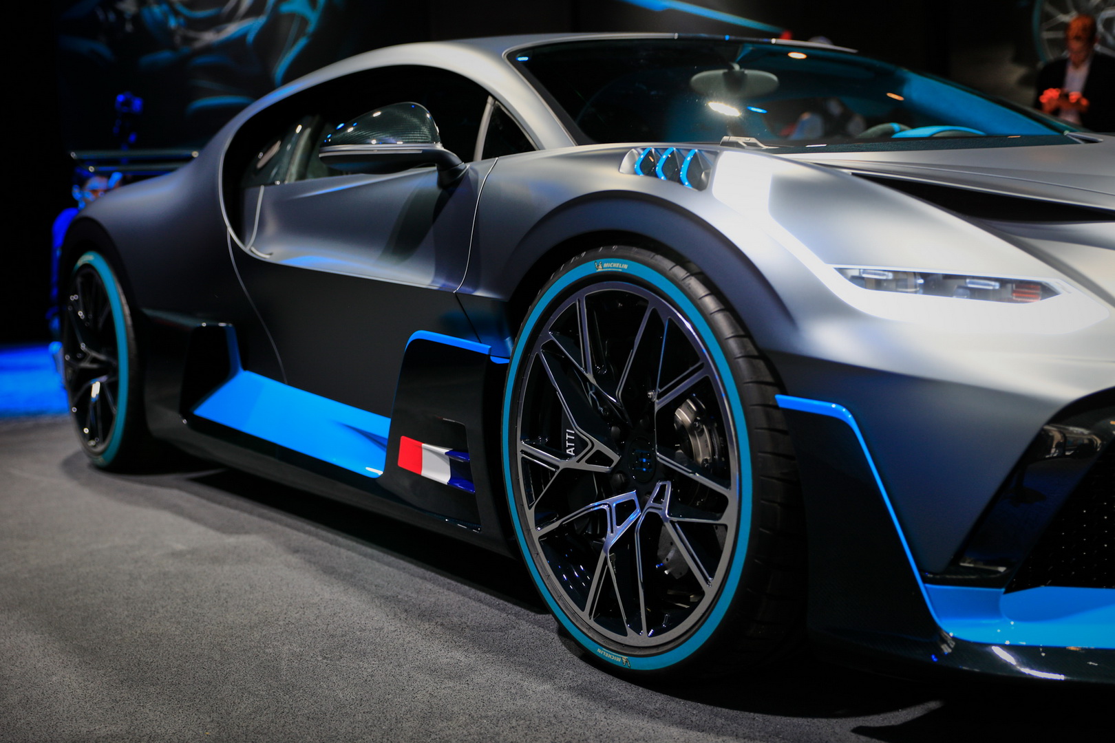 Bugatti Divo Bugatti Divo Looks Spectacular Under Any Light, Check It Out In 92 Images From Paris