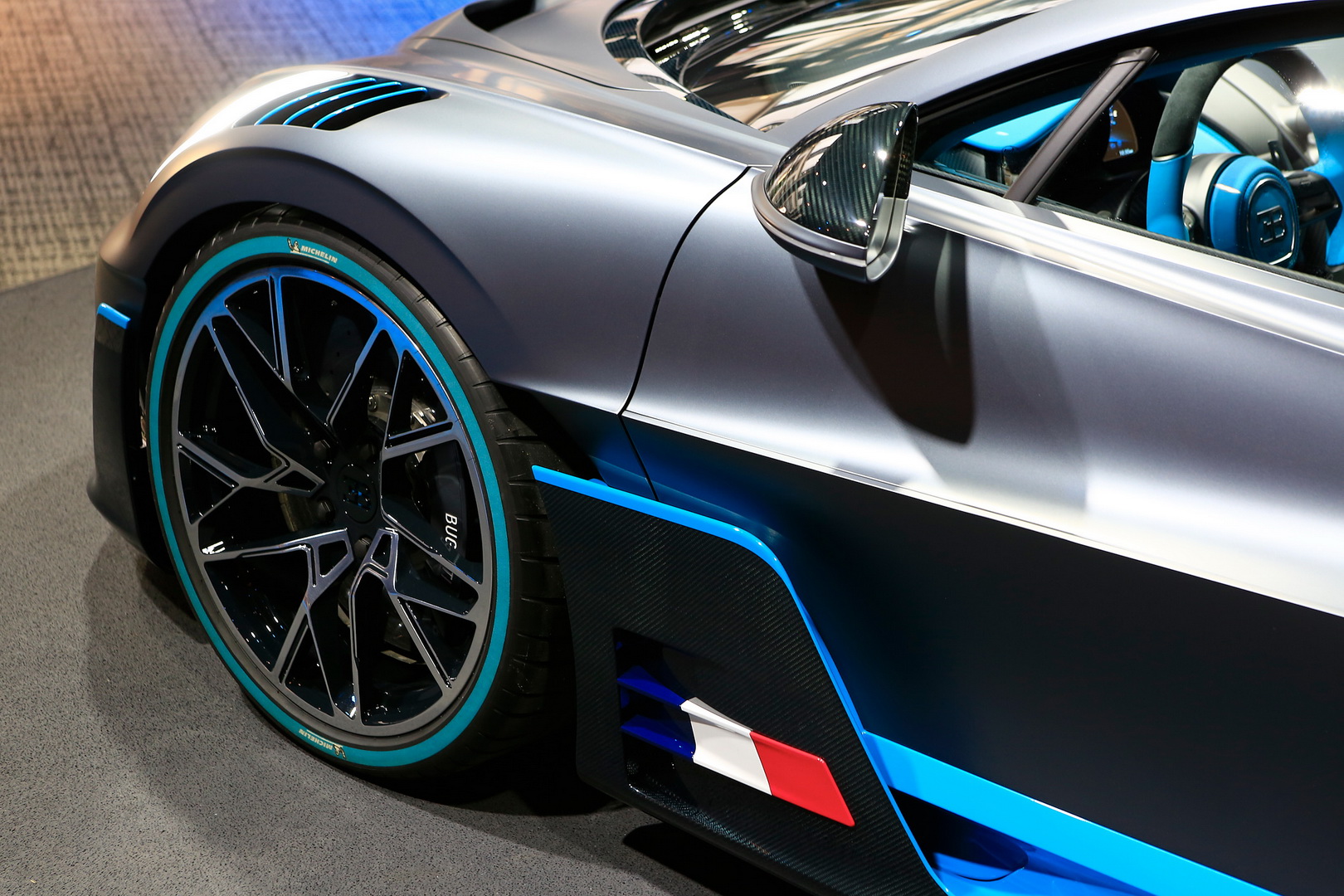 Bugatti Divo Bugatti Divo Looks Spectacular Under Any Light, Check It Out In 92 Images From Paris